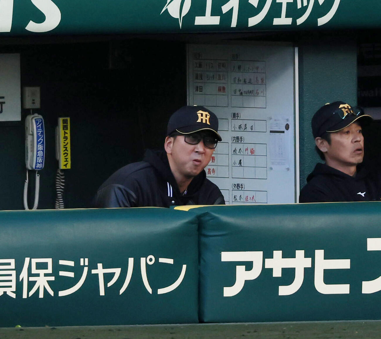 阪神対巨人　1回裏阪神1死満塁、藤川球児監督は三走福島圭音の本塁判定がアウトになりベンチで崩れ落ちる　（撮影・加藤哉）