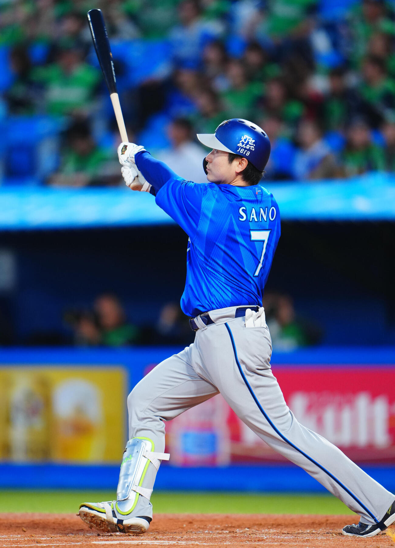 ヤクルト対DeNA 2回表DeNA無死、ソロ本塁打を放つ佐野恵太（撮影・垰建太）