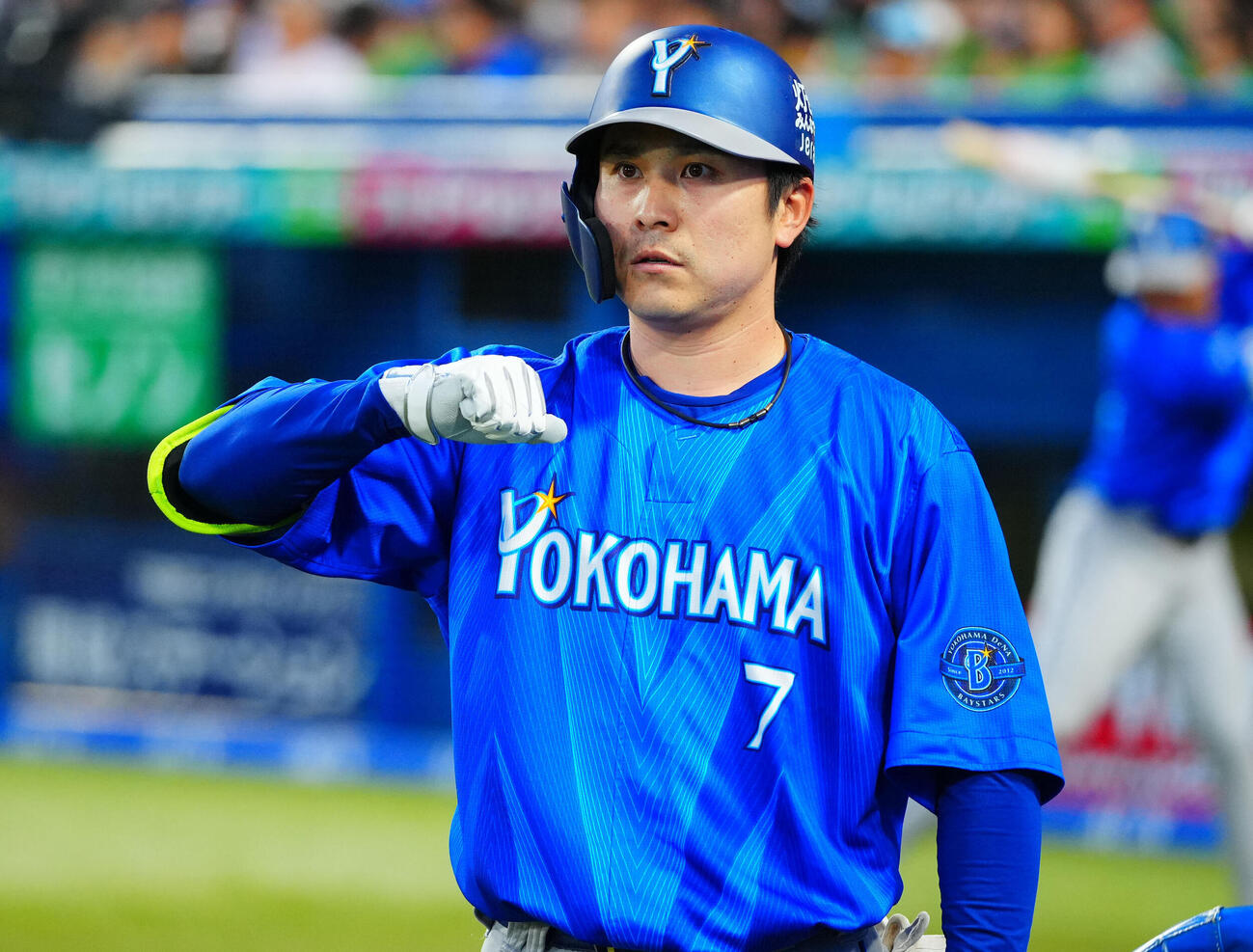 ヤクルト対DeNA 2回表DeNA無死、ソロ本塁打を放ち「デスターシャ」を決める佐野恵太（撮影・垰建太）