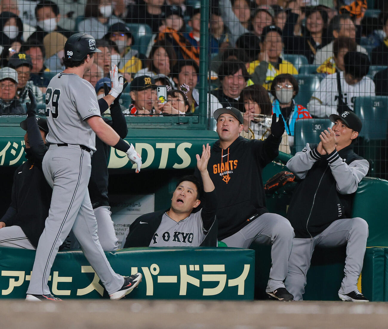 阪神対巨人　3回表巨人無死一、二塁、田中将大（左）は3点本塁打を放ったボビー・ダルベック（手前）を出迎える（撮影・上山淳一）......