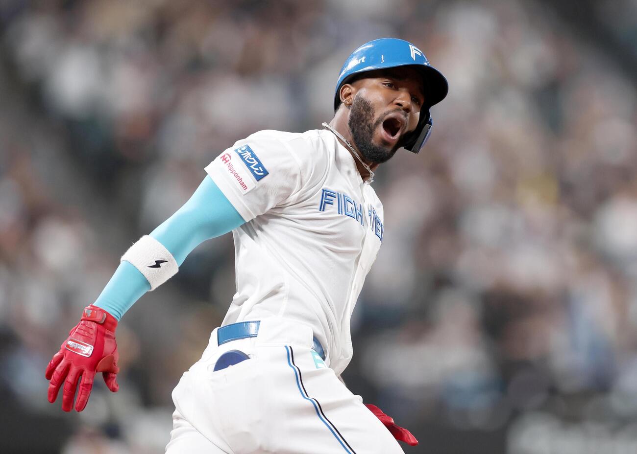日本ハム対オリックス　3回裏日本ハム2死一、二塁、3点本塁打を放ち叫ぶカストロ（撮影・黒川智章）