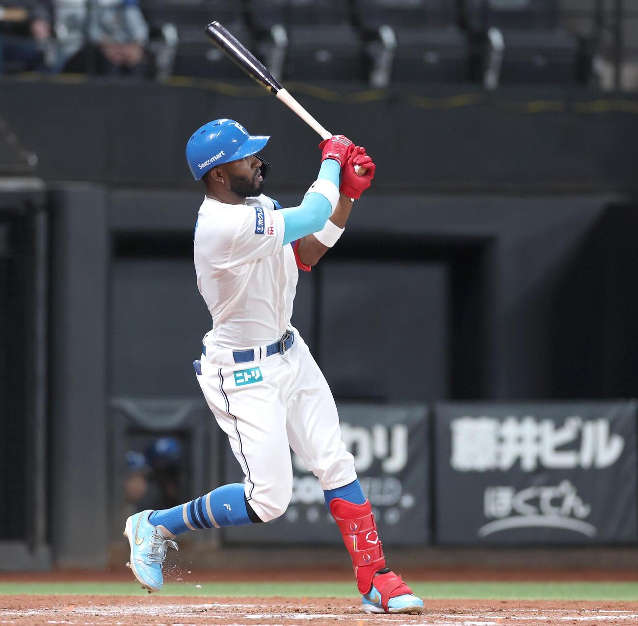 日本ハム対オリックス　3回裏日本ハム2死一、二塁、3点本塁打を放つカストロ（撮影・黒川智章）