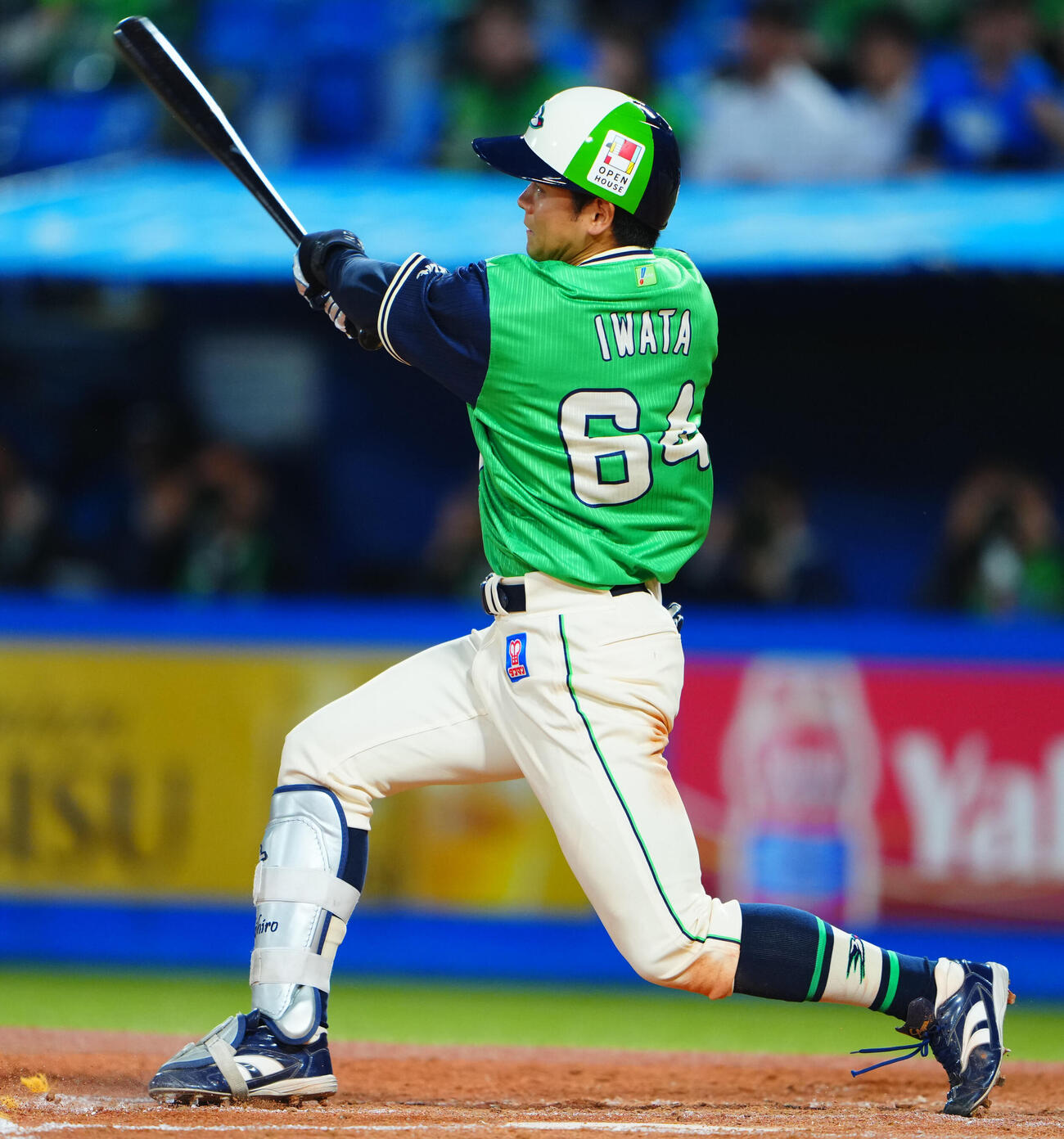 ヤクルト対DeNA 2回裏ヤクルト1死一塁、右越え2点本塁打を放つ岩田幸宏（撮影・垰建太）