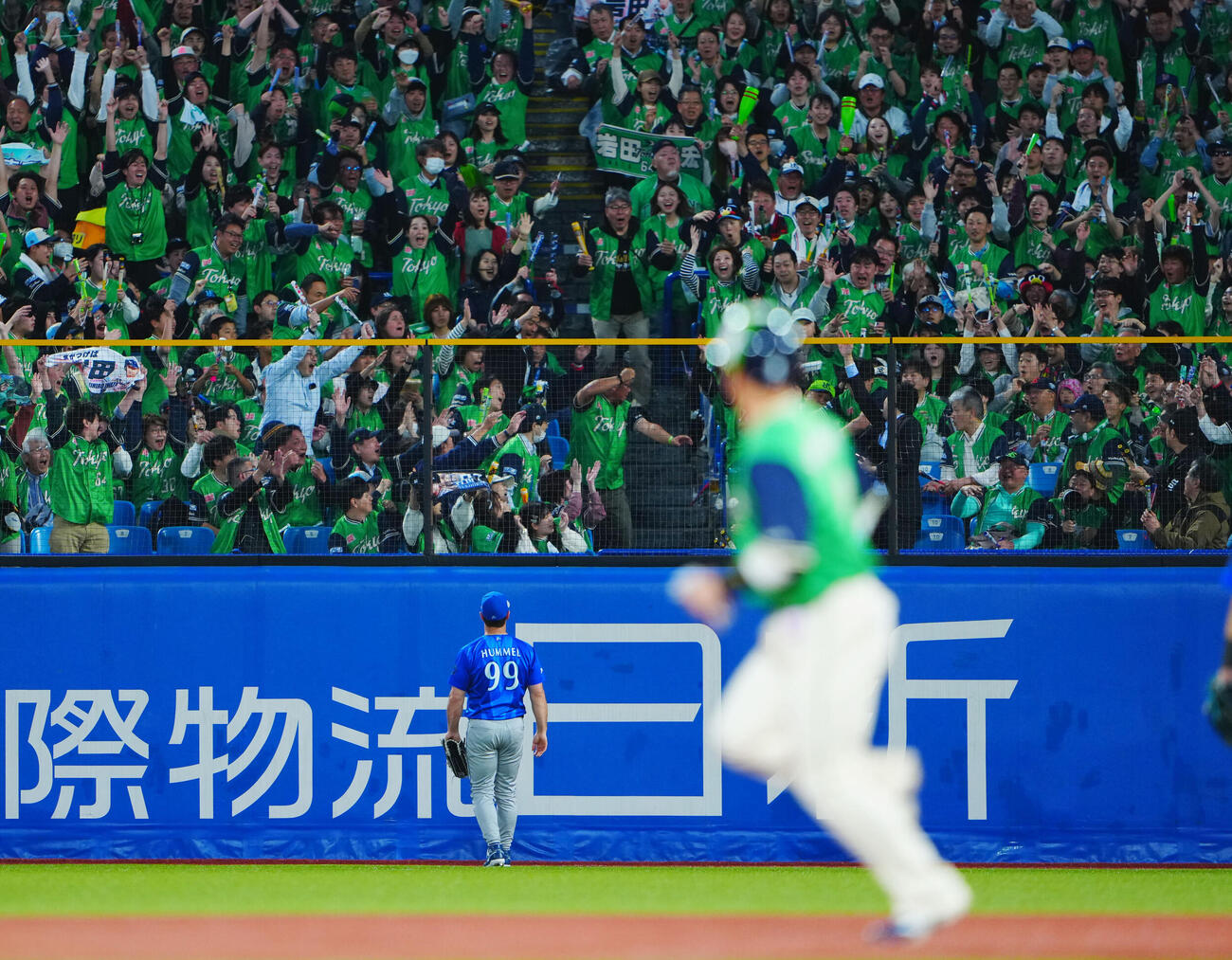ヤクルト対DeNA 2回裏ヤクルト1死一塁、岩田幸宏の2点本塁打の打球は右翼席のファンのもとに飛び込む（撮影・垰建太）