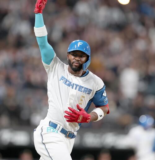 日本ハム】新庄マジックさく裂 万波中正セーフティースクイズで4点目