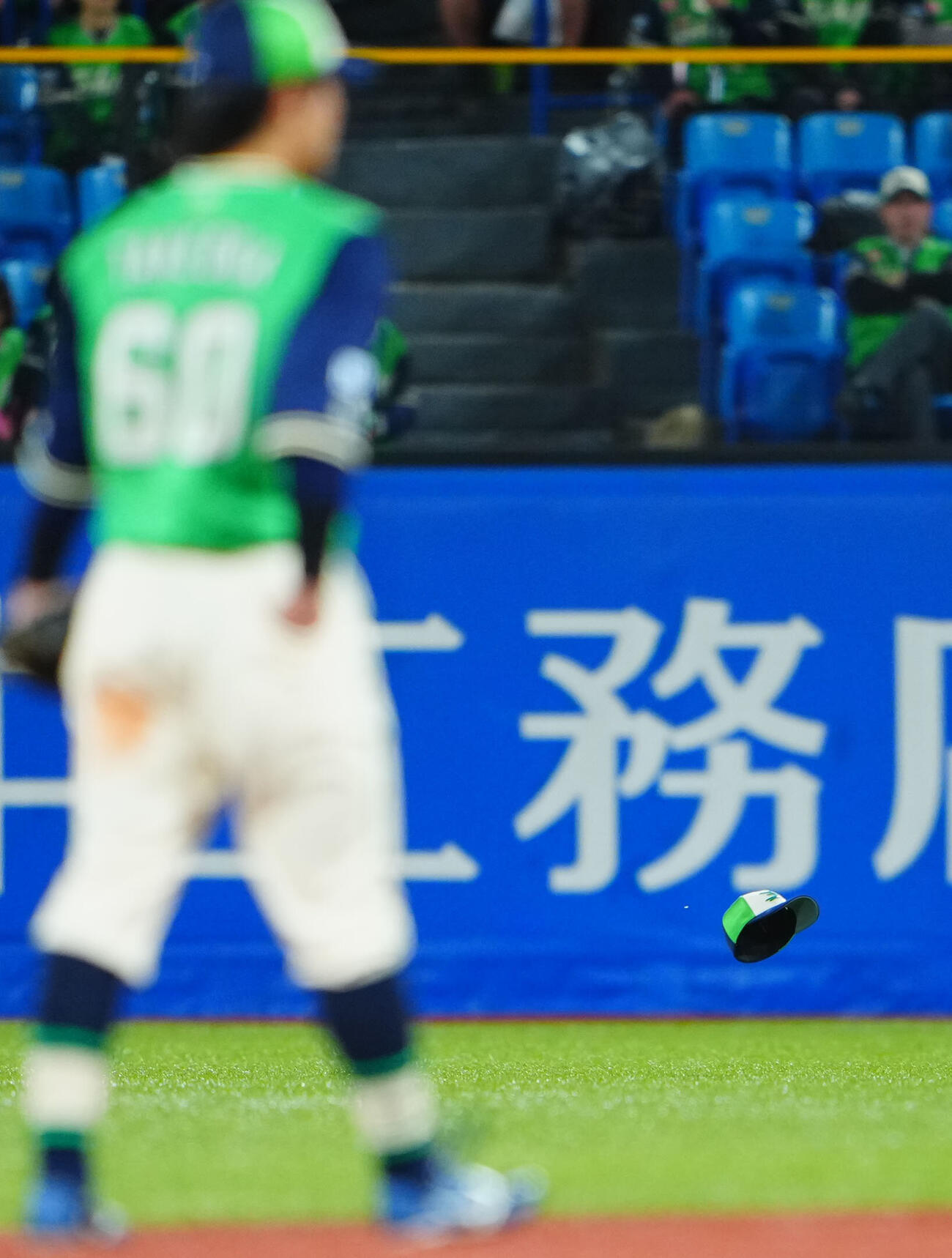ヤクルト対DeNA 4回表DeNAの攻撃の途中、一塁手茂木栄五郎の帽子が風に飛ばされる（撮影・垰建太）