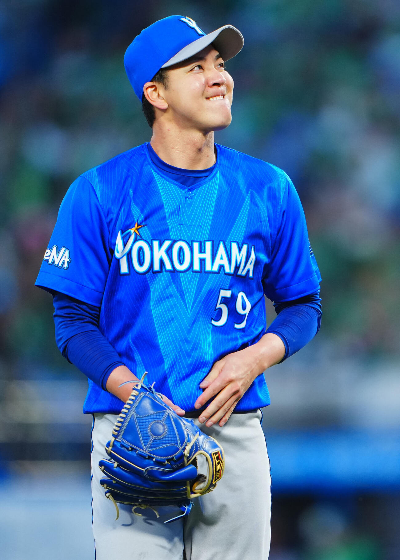 ヤクルト対DeNA 1回裏の登板を終え4失点のDeNA平良拳太郎は悔しそうな表情（撮影・垰建太）