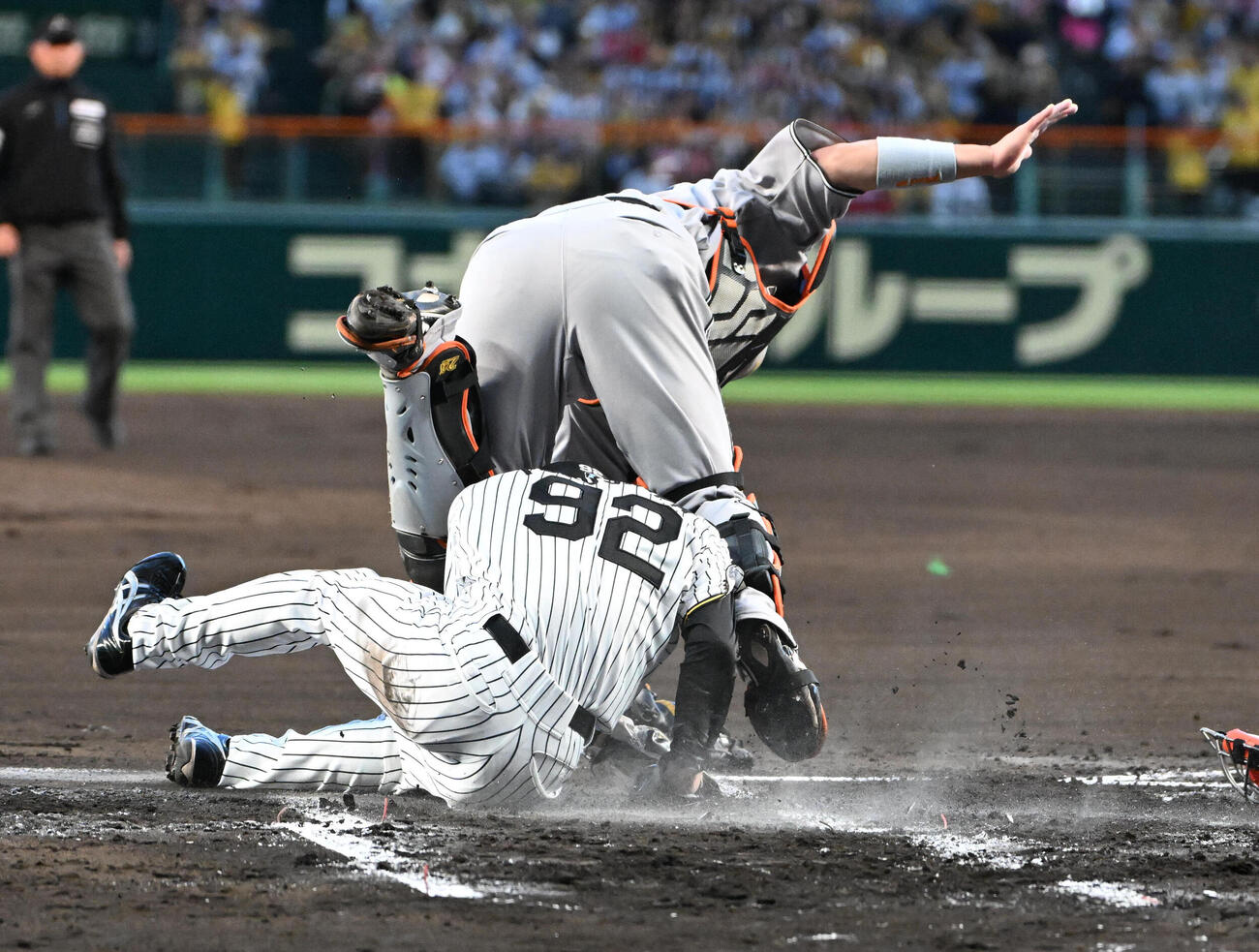 阪神対巨人　1回裏阪神1死満塁、三走福島圭音（下）は大山悠輔の投ゴロで本塁へ突入するも憤死。捕手大城卓三（撮影・石井愛子）