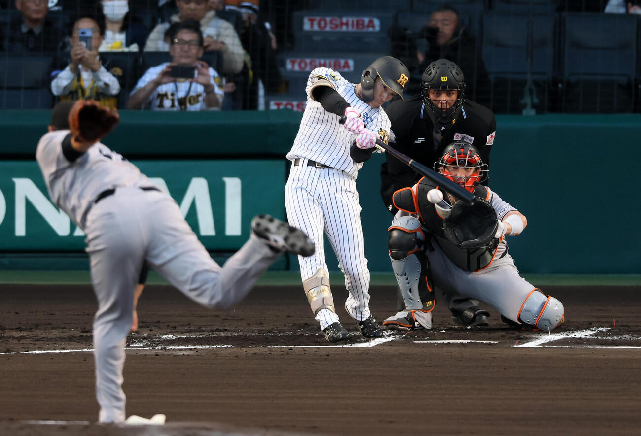 阪神対巨人　1回裏阪神1死、福島圭音は中越え二塁打を放つ。投手田中将大　（撮影・加藤哉）