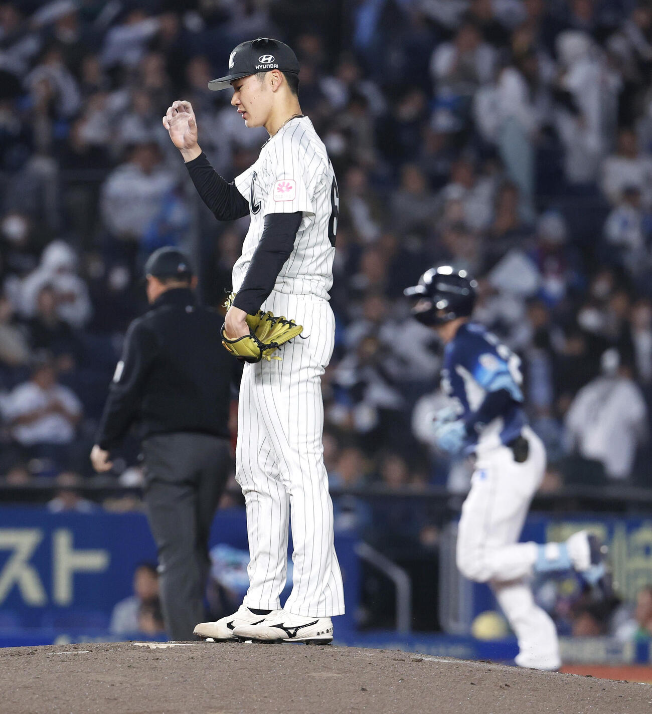 3回、西武のネビン（右）に本塁打を浴びたロッテ・広池＝ZOZOマリン（共同）