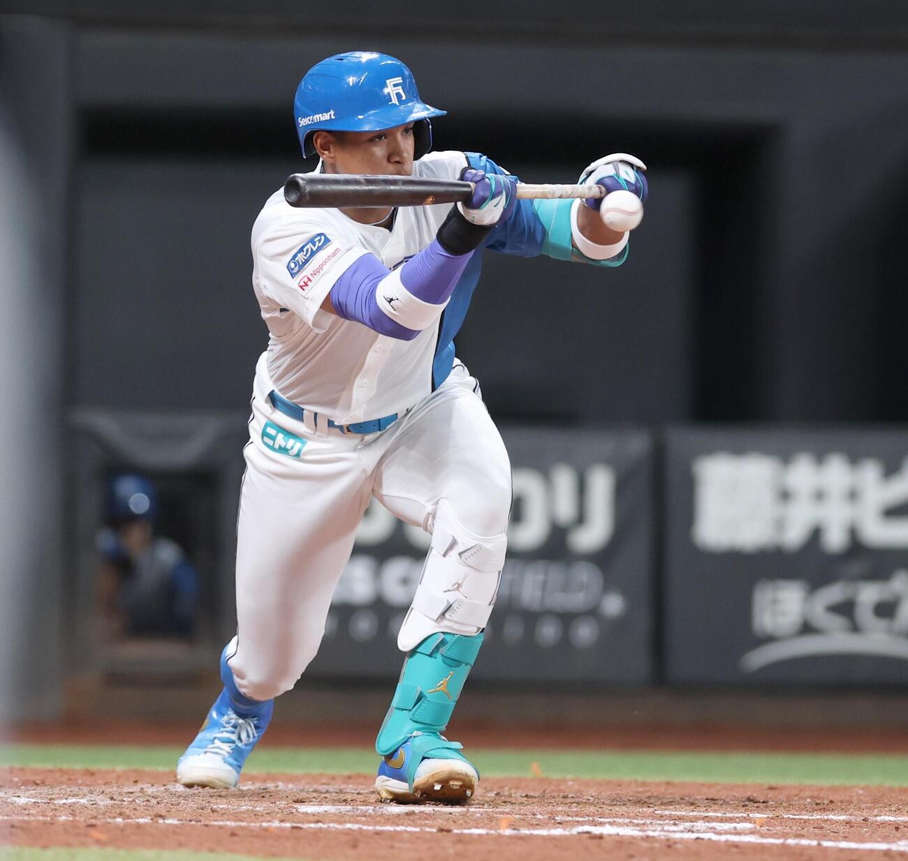 日本ハム対オリックス　4回裏日本ハム1死一、三塁、セーフティースクイズを決める万波中正（撮影・黒川智章）