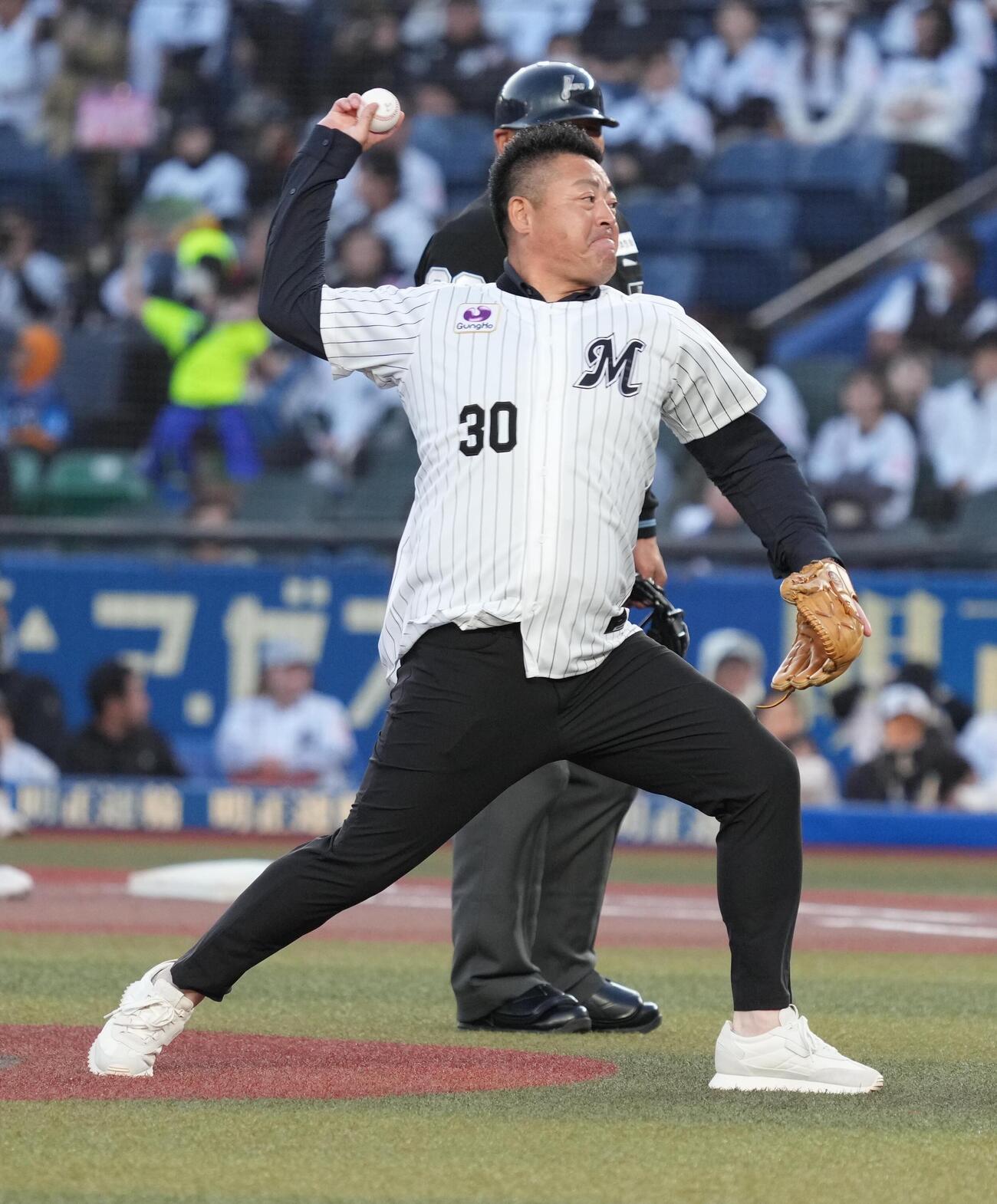 ロッテ対西武　始球式に臨む小林雅英氏（撮影・小沢裕）