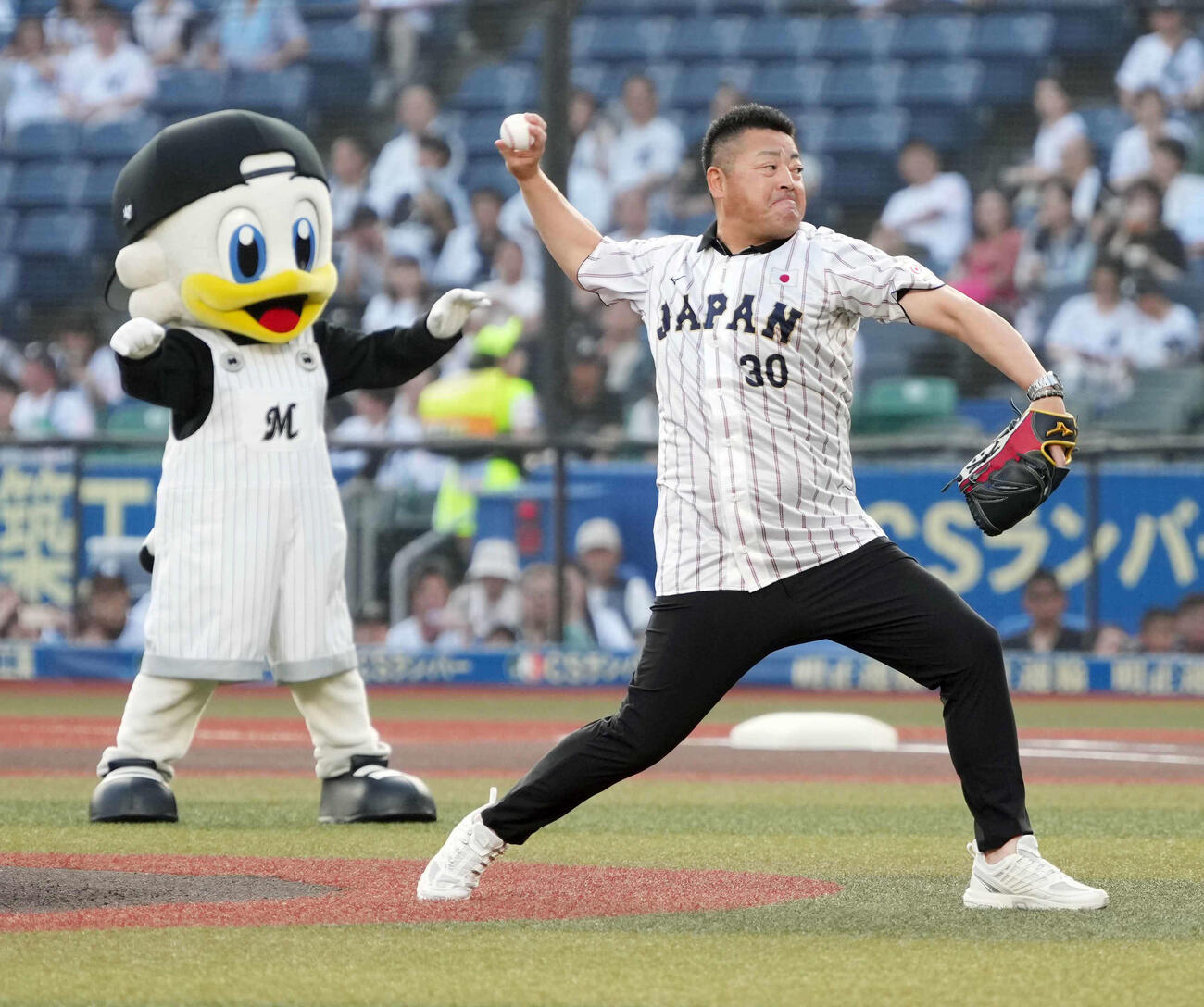 ロッテ対日本ハム　ファーストピッチセレモニーに臨む元ロッテの小林氏（撮影・小沢裕）