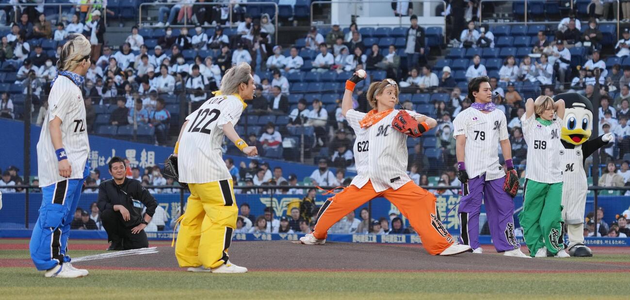 ロッテ対西武　始球式に臨むリアルピース（撮影・小沢裕）