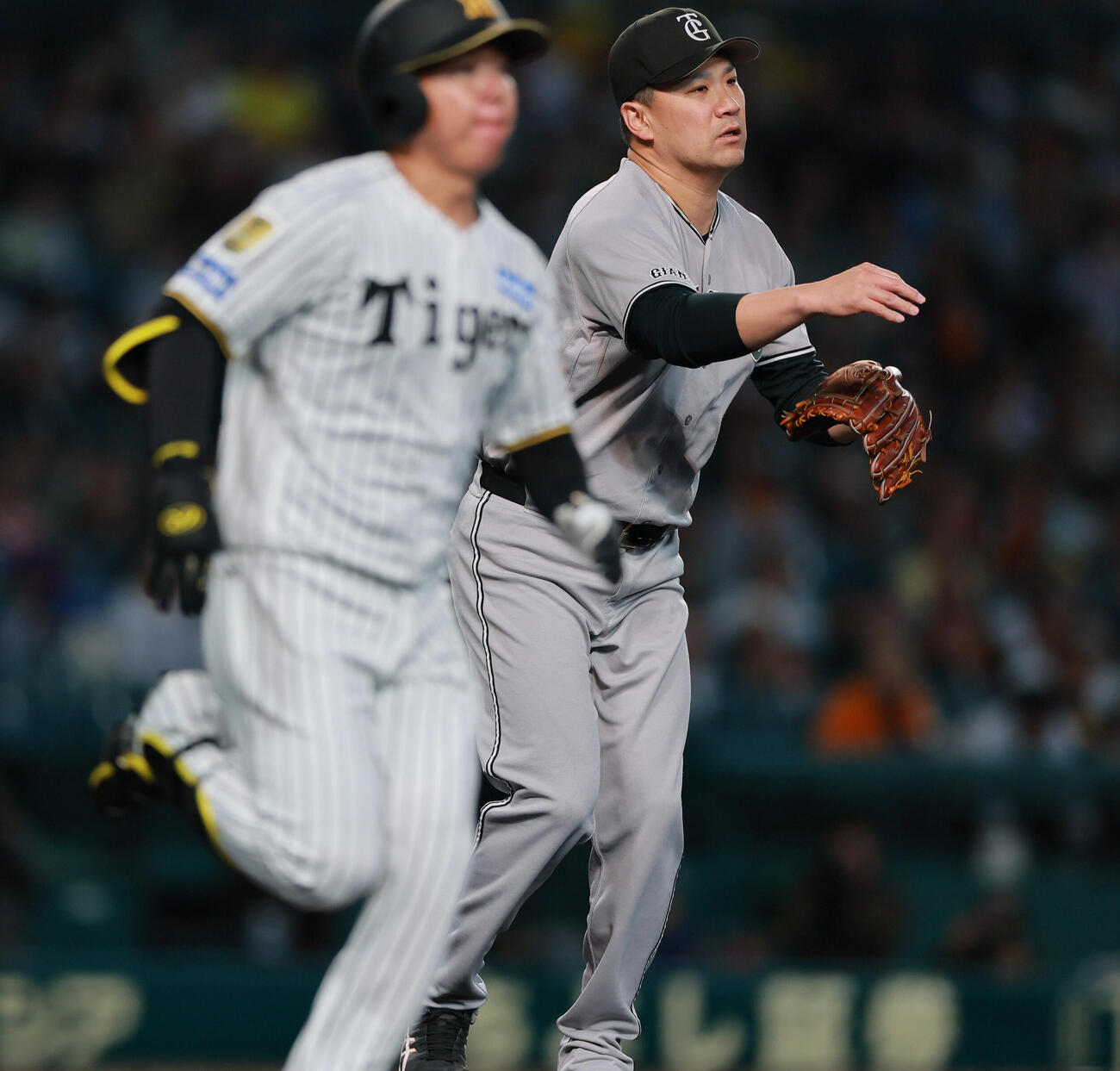 阪神対巨人　2回裏阪神1死一塁、村上頌樹（手前）のバントを処理する田中将大（撮影・上山淳一）