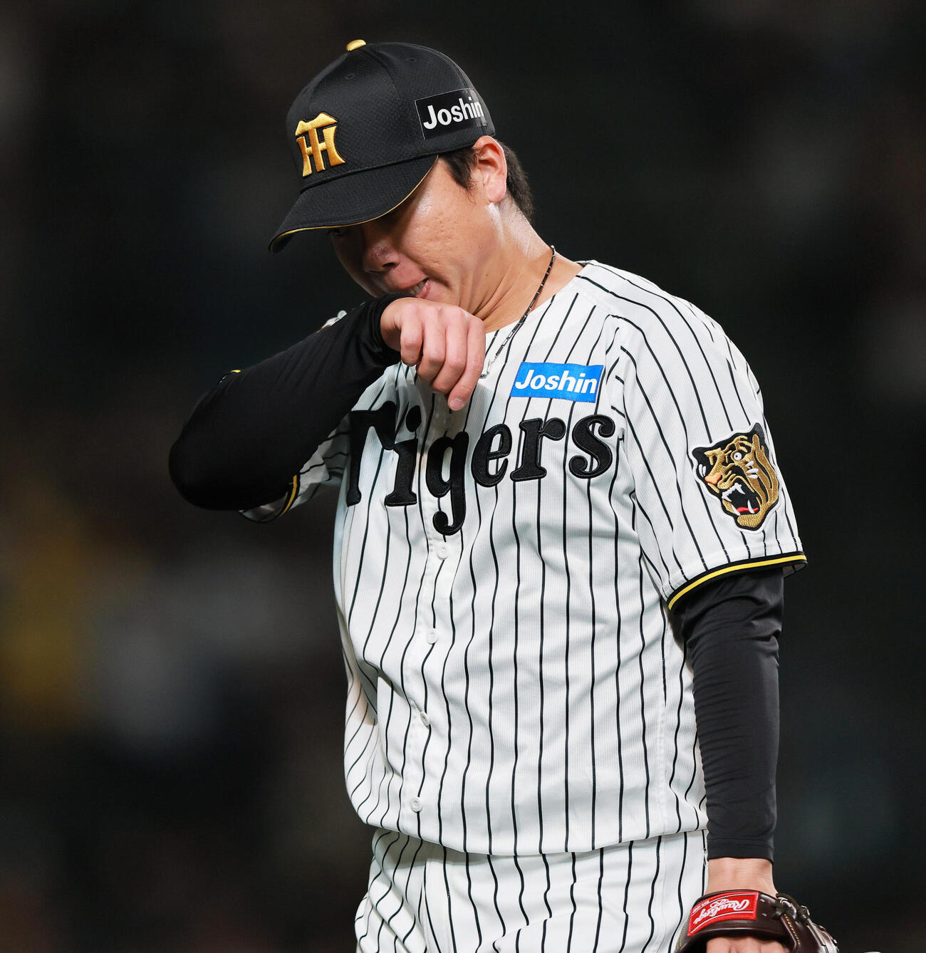 阪神対巨人　阪神先発の村上頌樹は3回を投げ終えベンチに引き揚げる（撮影・上山淳一）