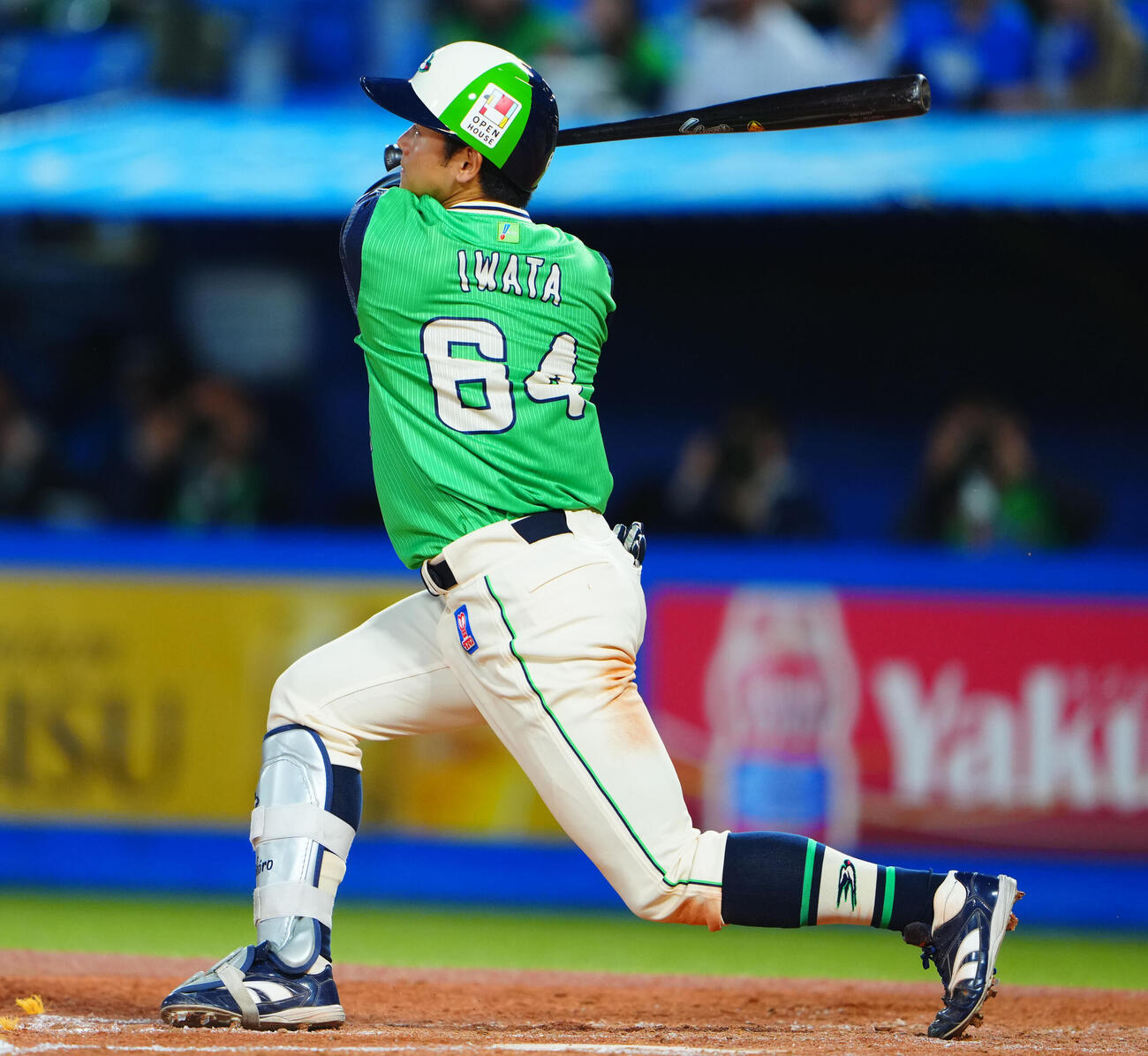 ヤクルト対DeNA 2回裏ヤクルト1死一塁、右越え2点本塁打を放つ岩田幸宏（撮影・垰建太）