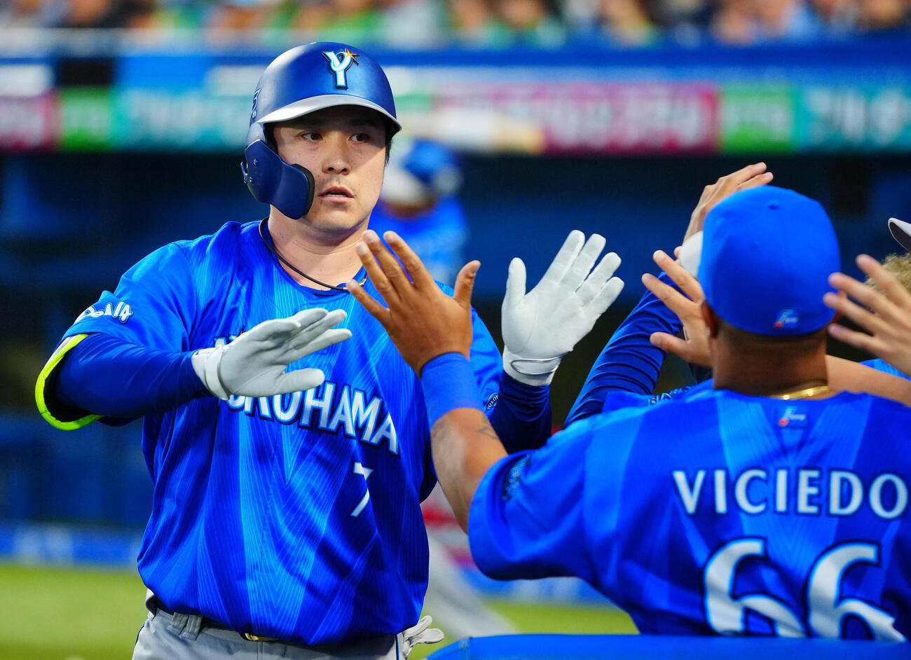 ヤクルト対DeNA 2回表DeNA無死、ソロ本塁打を放ちナインの出迎えを受ける佐野恵太（撮影・垰建太）