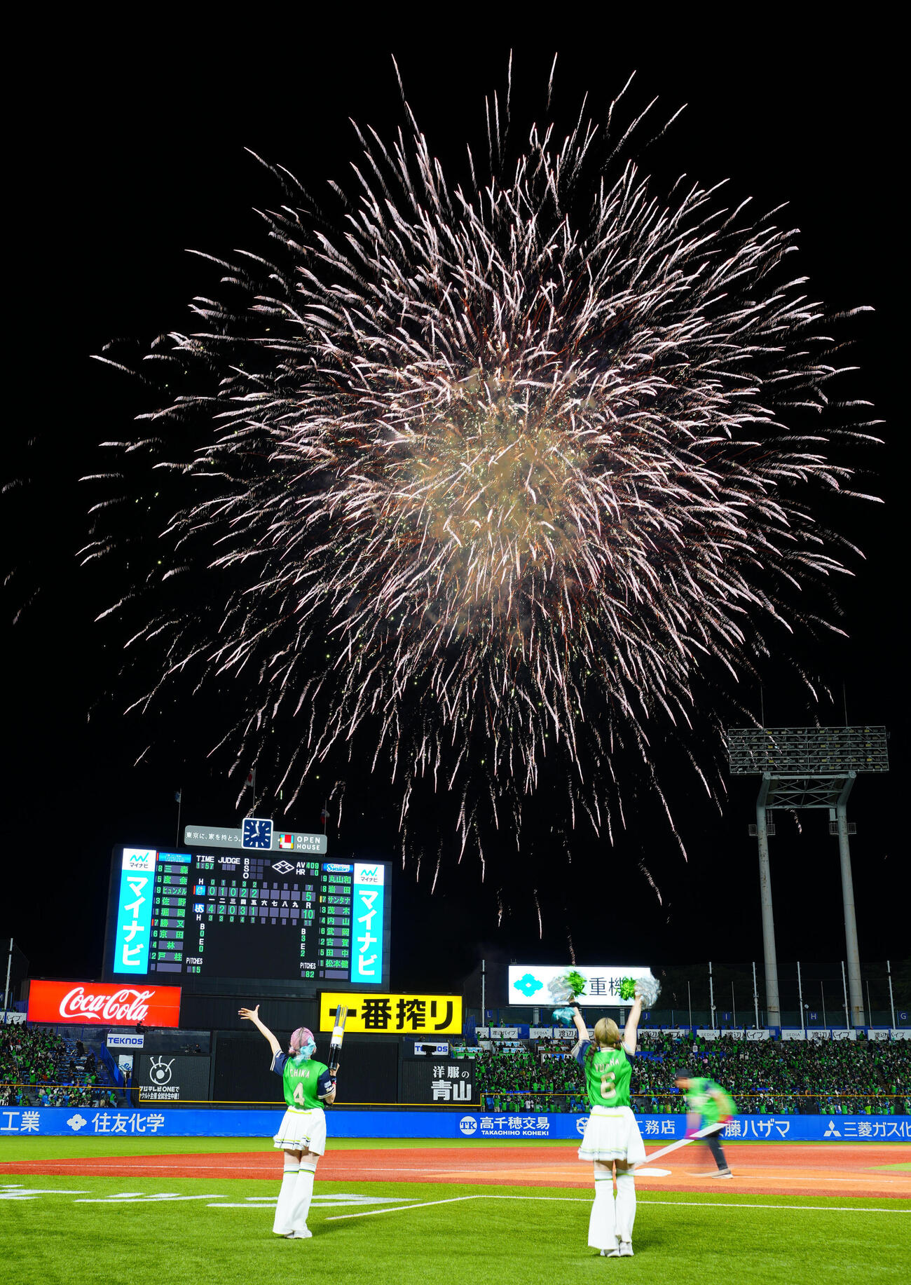 ヤクルト対DeNA 5回、終了時打ち上がる花火（撮影・垰建太）