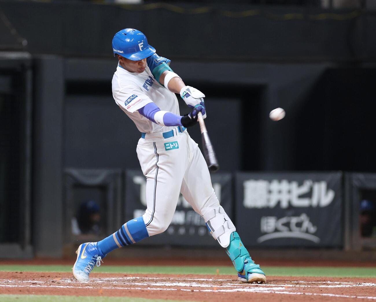 日本ハム対オリックス　6回裏日本ハム2死、本塁打を放つ万波中正（撮影・黒川智章）