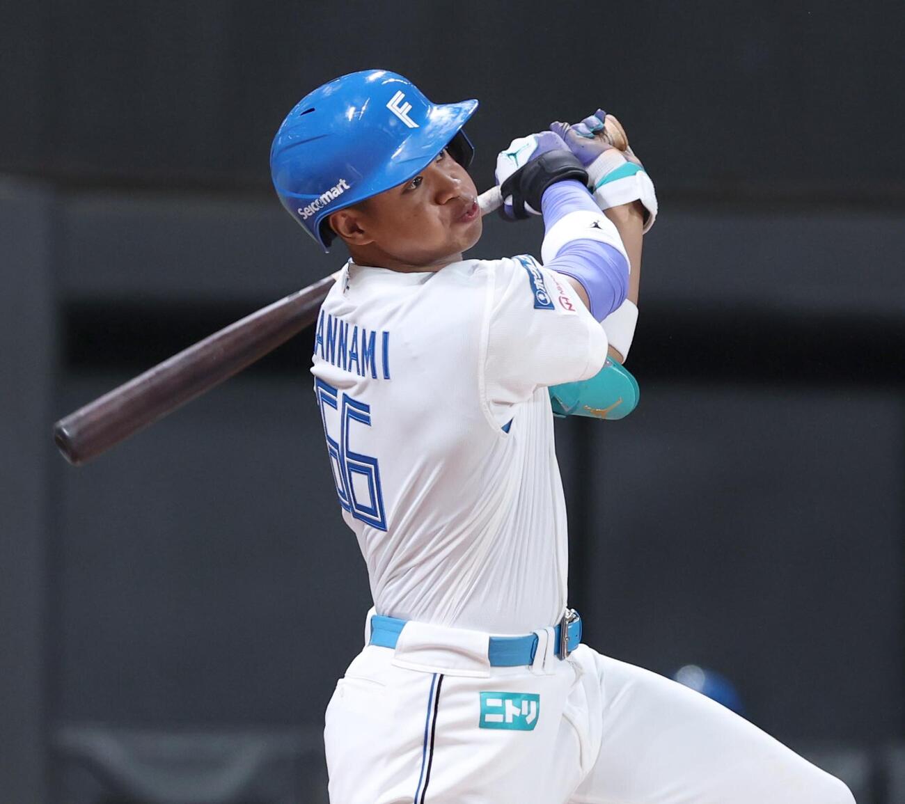 日本ハム対オリックス　6回裏日本ハム2死、本塁打を放つ万波中正（撮影・黒川智章）