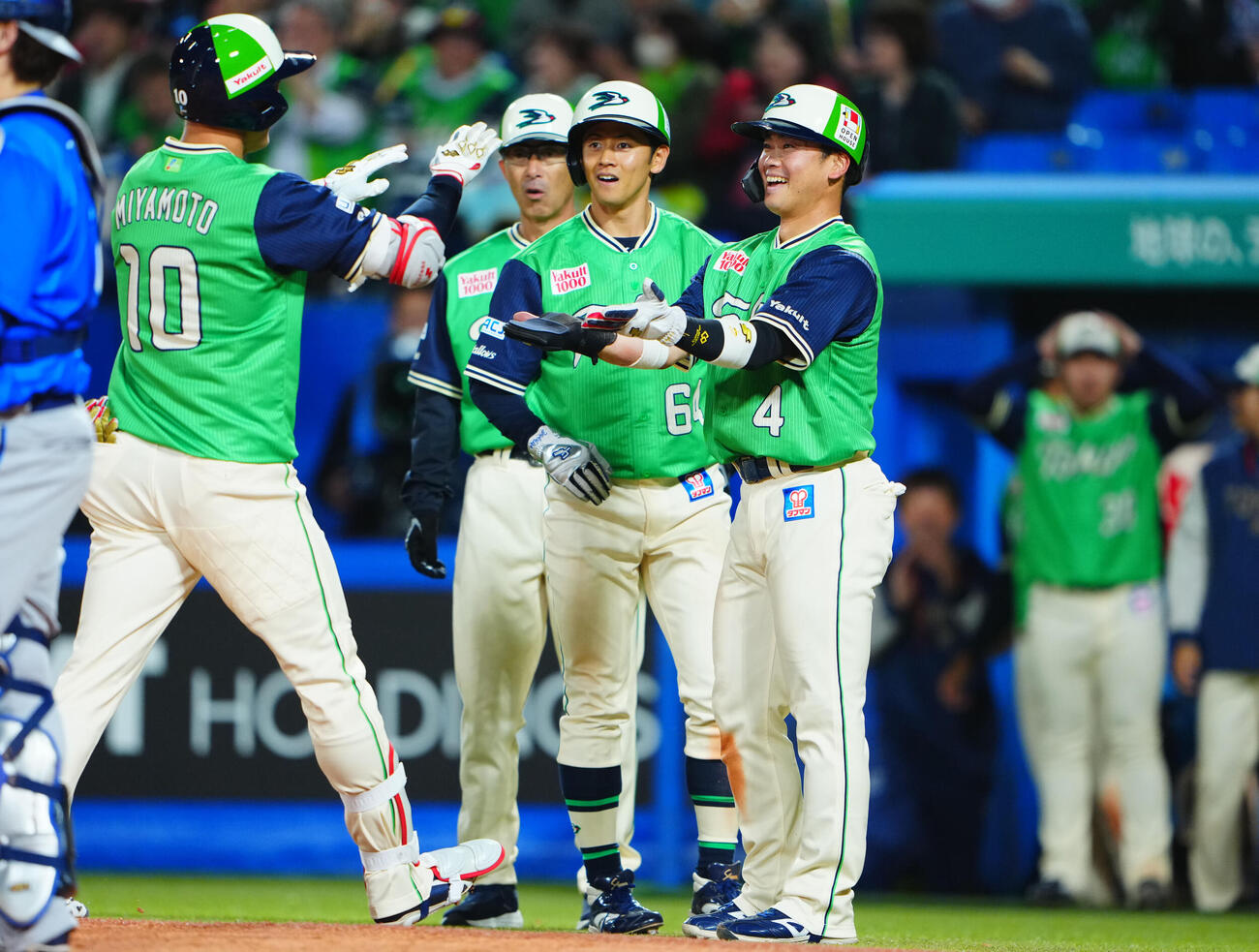 ヤクルト対DeNA 7回裏ヤクルト1死一、三塁、宮本丈（左）の3点本塁打で生還し笑顔を見せる丸山和郁（右）と岩田幸宏（撮影・垰建太）