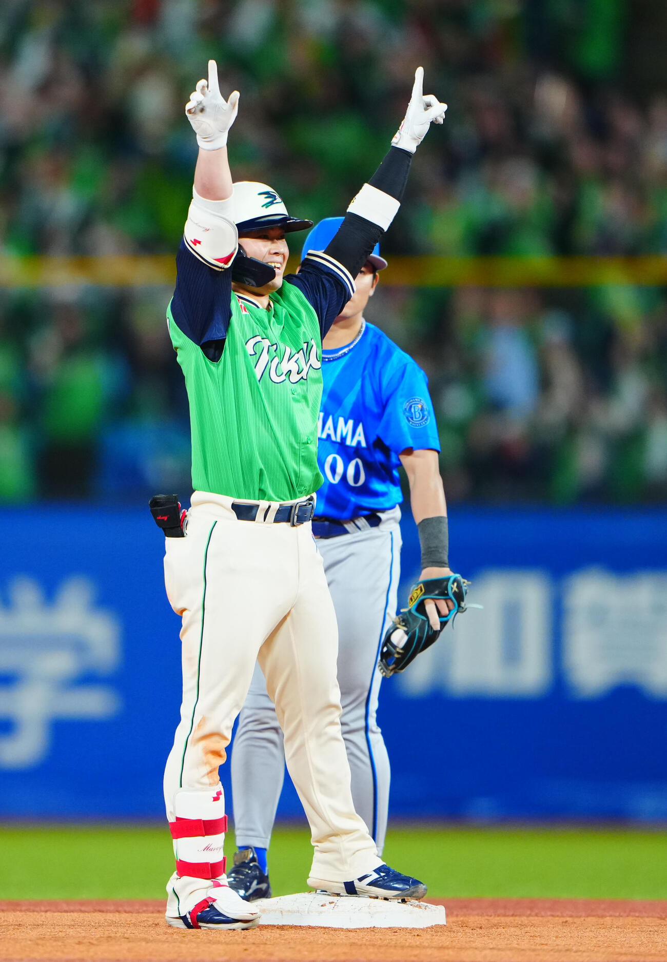 ヤクルト対DeNA 7回裏ヤクルト1死、サイクル安打達成となる二塁打を放ち塁上で喜ぶ丸山和郁（撮影・垰建太）