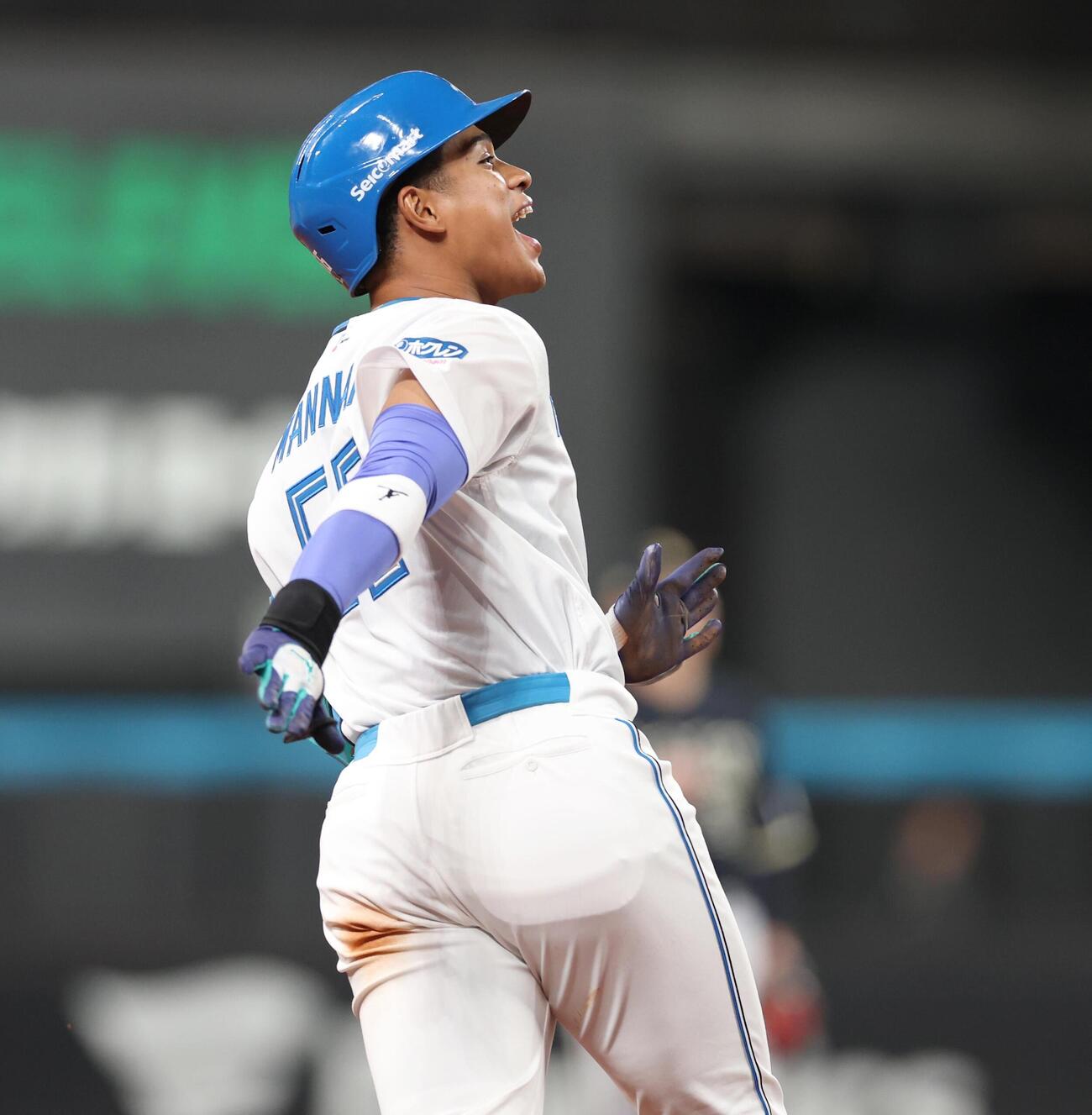 日本ハム対オリックス　6回裏日本ハム2死、本塁打を放ち叫ぶ万波中正（撮影・黒川智章）