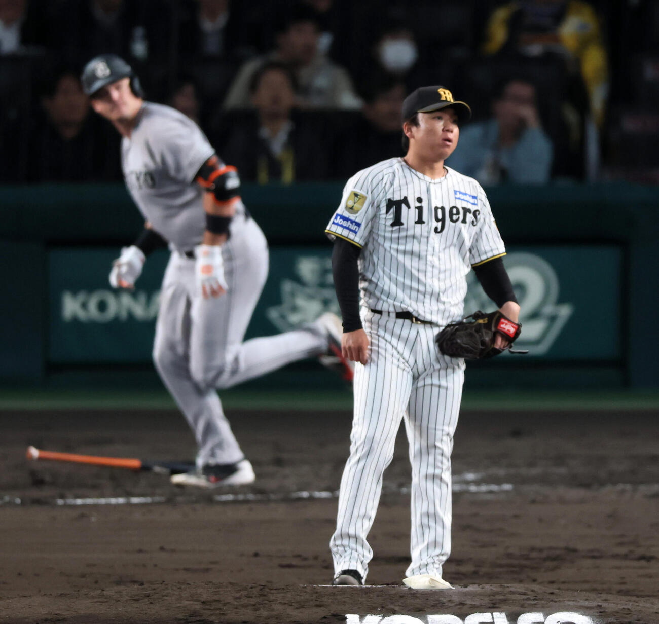 阪神対巨人　3回表巨人無死一、二塁、村上頌樹はボビー・ダルベックに左越え3点本塁打を浴びる　（撮影・加藤哉）