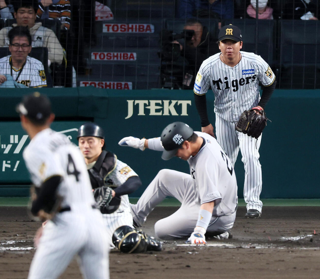 阪神対巨人　2回表巨人無死満塁、村上頌樹は平山功太に中前2点適時打を許し失点する（撮影・加藤哉）