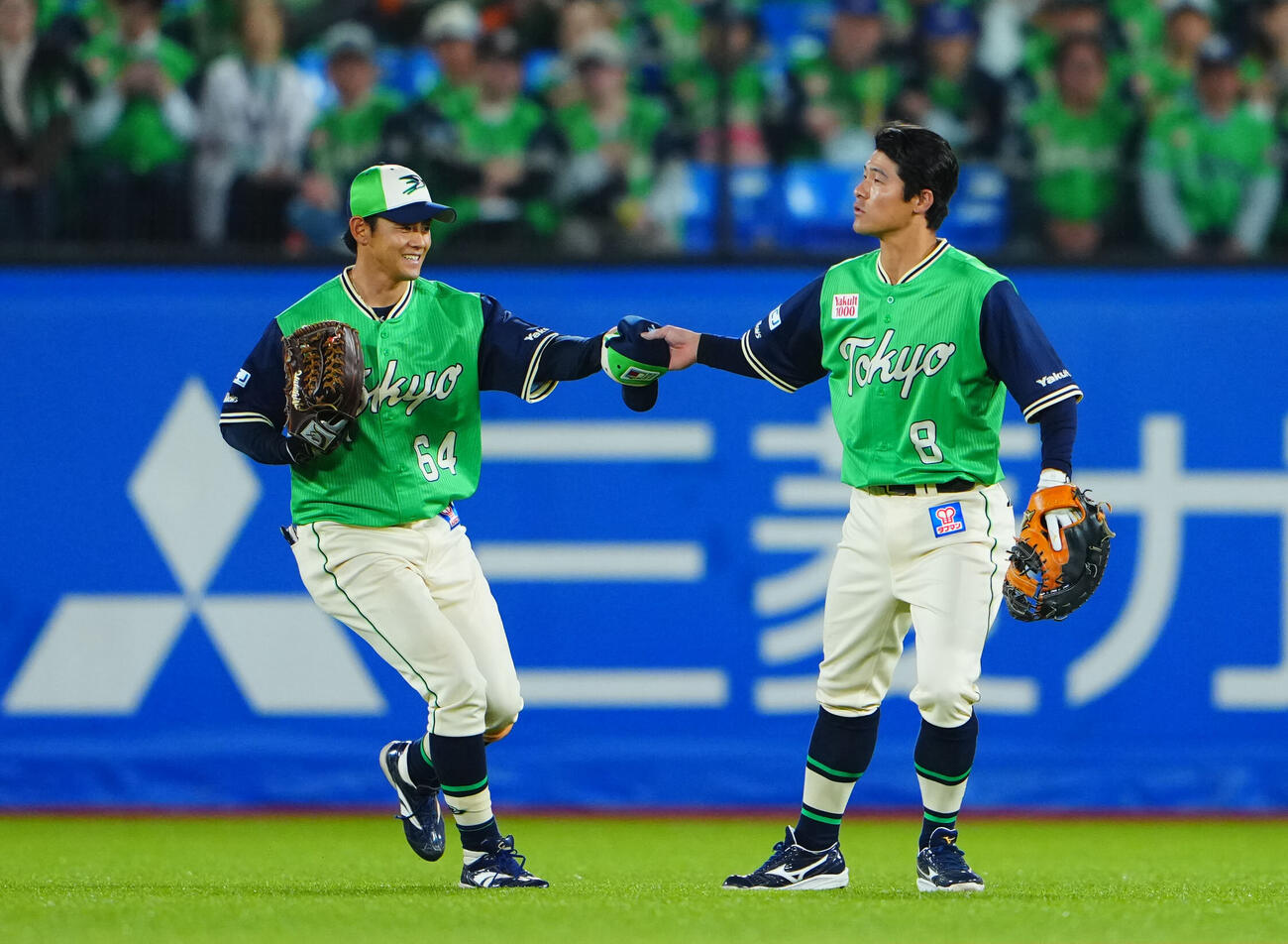 ヤクルト対DeNA 4回表DeNAの攻撃の途中、ヤクルト一塁手茂木栄五郎（右）の飛ばされた帽子をキャッチし渡す岩田幸宏（撮影・垰建太）