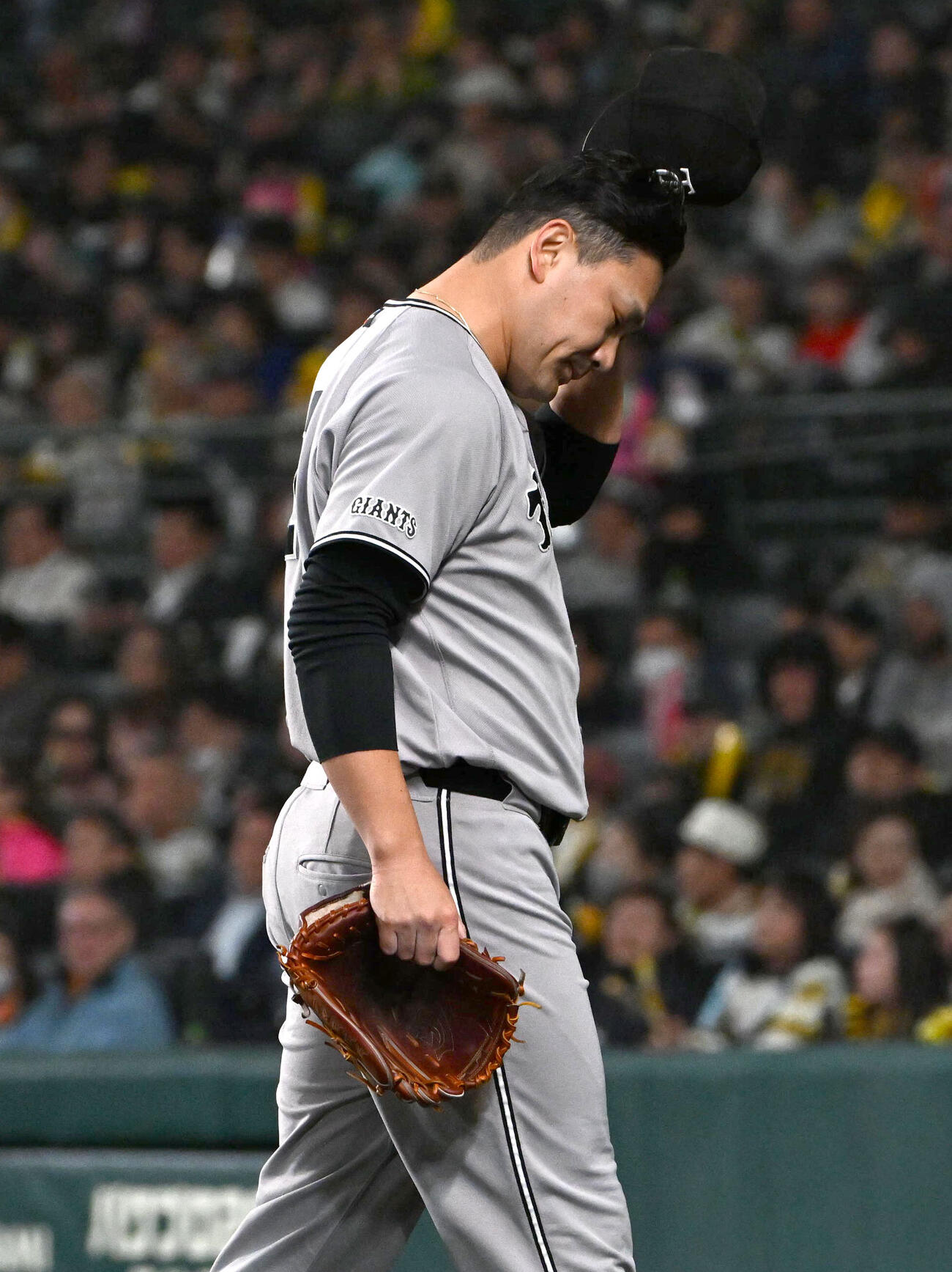 阪神対巨人　6回途中で降板する巨人の田中将大（撮影・石井愛子）