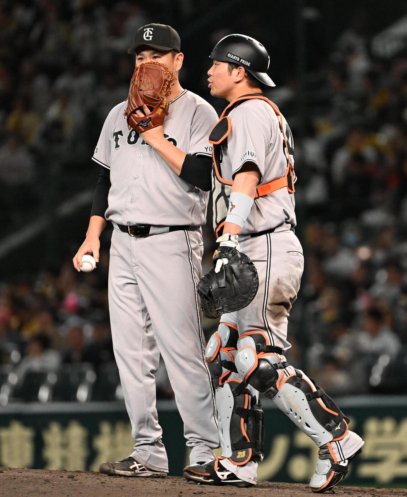 阪神対巨人　3回裏阪神2死一、二塁　打者小幡竜平を前に話す巨人の田中将大（左）、捕手大城卓三（撮影・石井愛子）