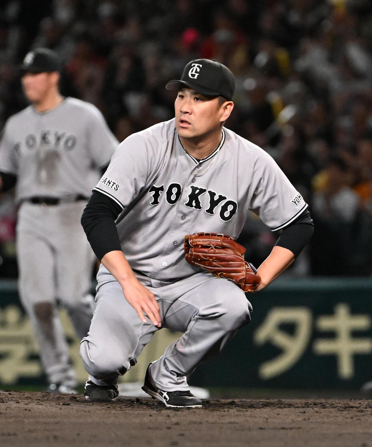 阪神対巨人　3回裏阪神2死満塁　坂本誠志郎に適時打を放たれひざまずく巨人の田中将大（撮影・石井愛子）