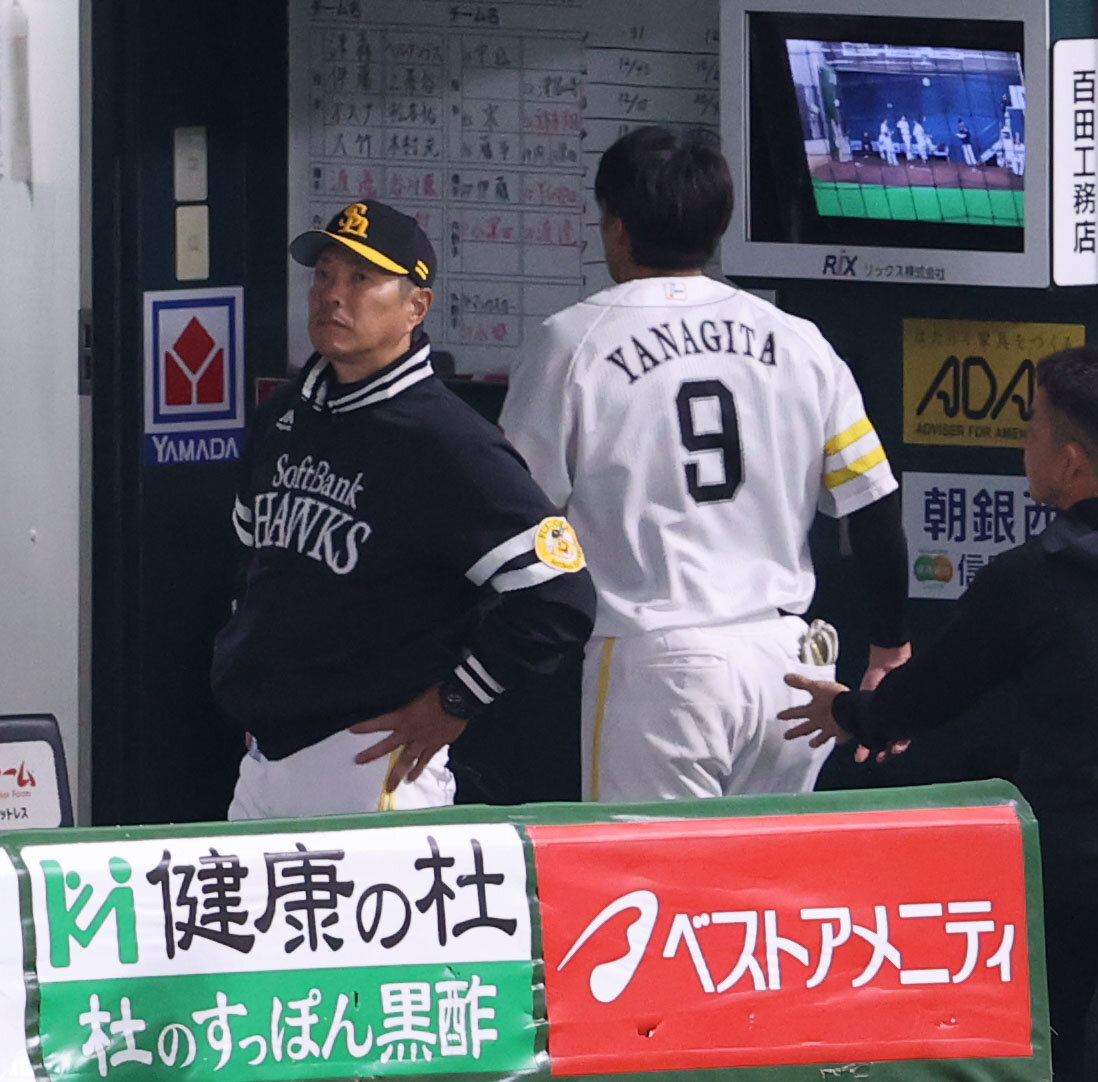 ソフトバンク対楽天　7回裏ソフトバンク1死二塁、柳田悠岐は右足に死球を受け治療のためベンチ裏に引き揚げる、交代となる（撮影・梅根麻紀）＝2026年5月1日