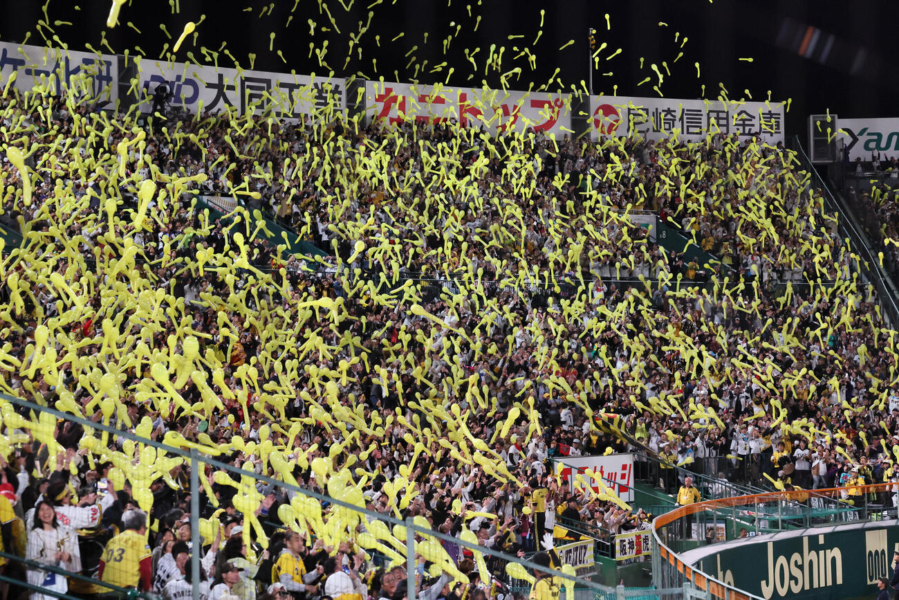 阪神対巨人　7回裏、風船を飛ばして声援を送る阪神ファン（撮影・加藤哉）