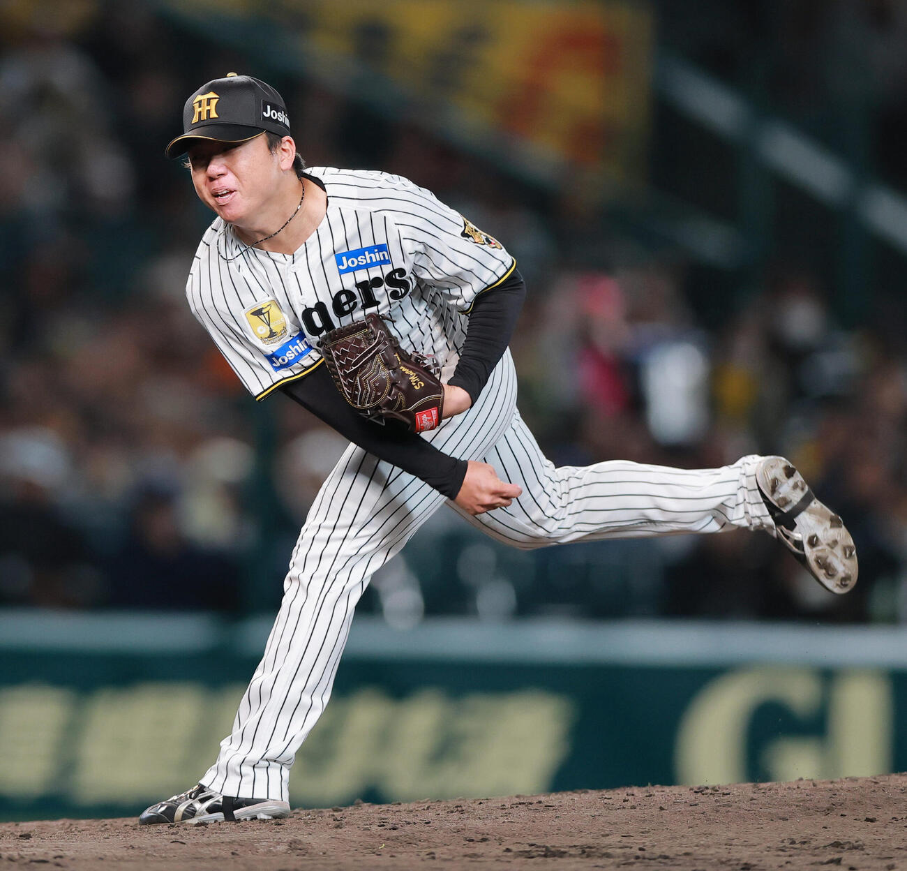 阪神対巨人　5回表、力投する安打を放つ村上頌樹（撮影・上山淳一）.