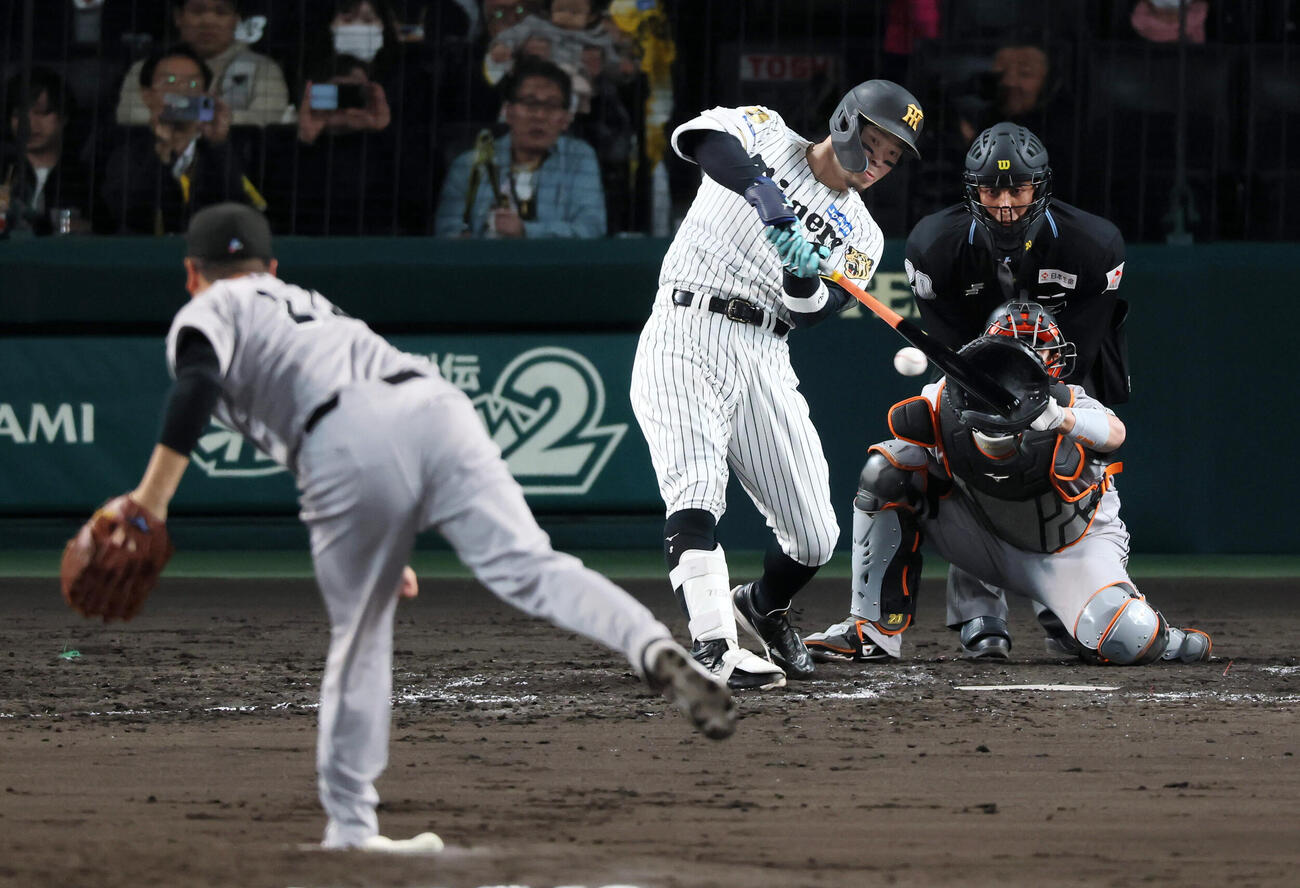 阪神対巨人　3回裏阪2無死、佐藤輝明は右前打を放つ。投手田中将大　（撮影・加藤哉）