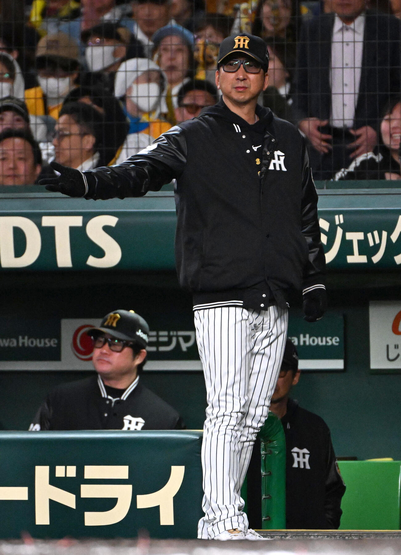 阪神対巨人　選手交代を告げる阪神藤川球児監督（撮影・石井愛子）