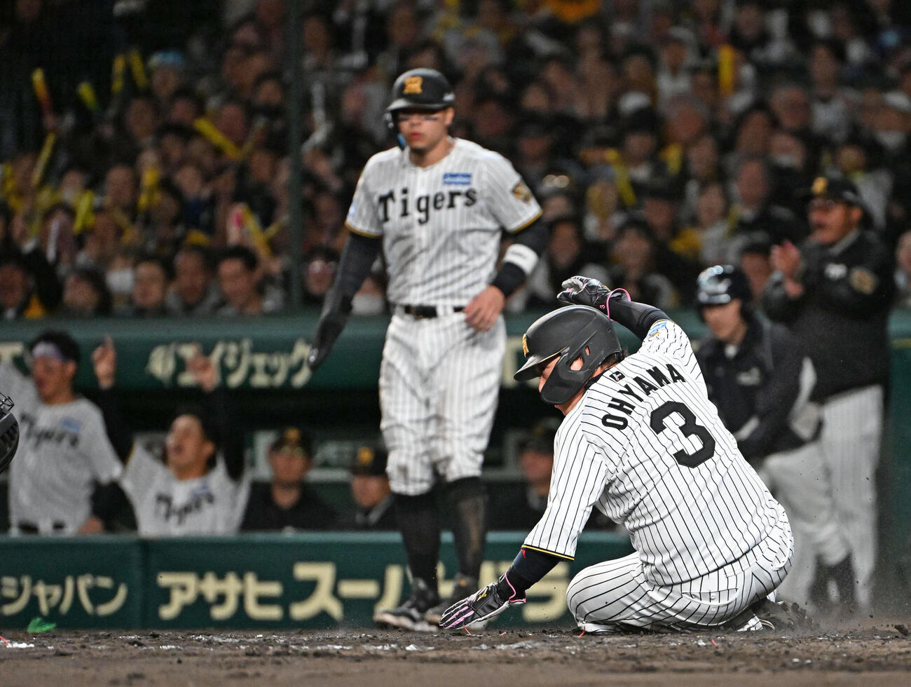 阪神対巨人　3回裏阪神2死満塁　坂本誠志郎の適時打で生還する阪神大山悠輔（右）（撮影・石井愛子）