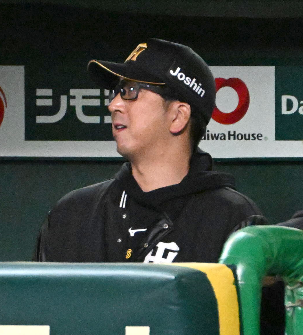 阪神対巨人　3回裏阪神2死満塁　坂本誠志郎の適時打で生還する大山悠輔を迎える藤川球児監督（撮影・石井愛子）