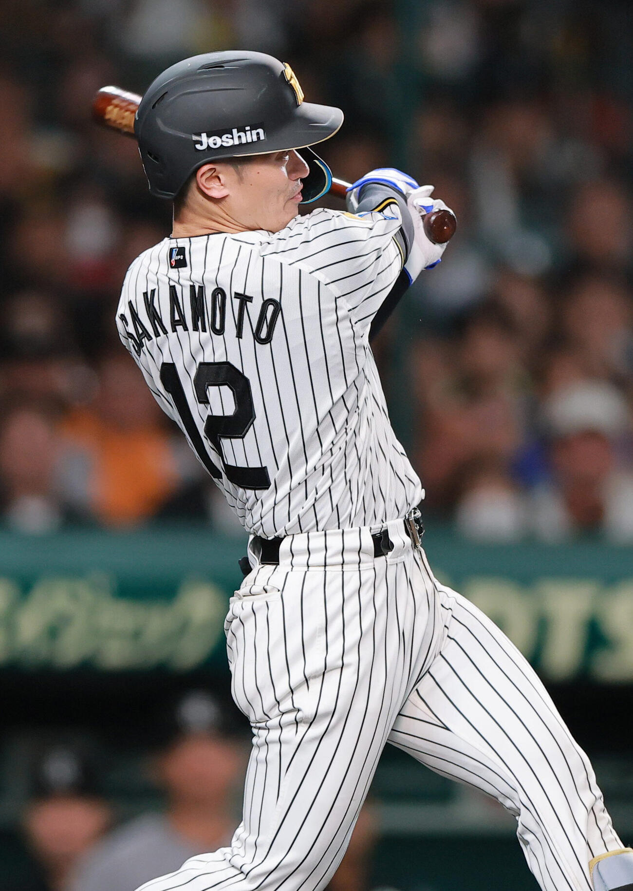 阪神対巨人　3回裏阪神2死満塁、2点適時打を放つ坂本誠志郎（撮影・上山淳一）