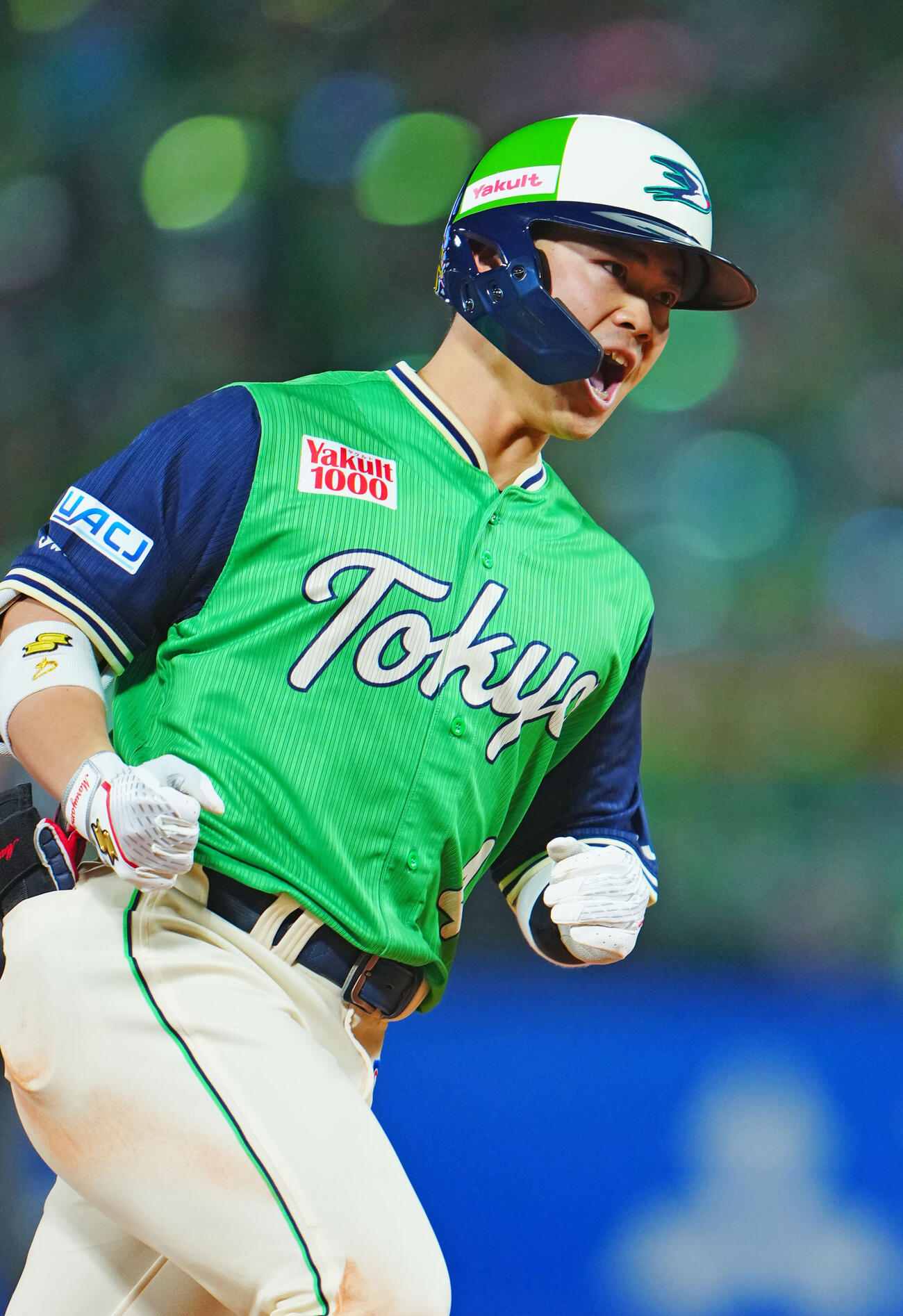 ヤクルト対DeNA 5回裏ヤクルト2死、ソロ本塁打を放ち雄たけびをあげる丸山和郁（撮影・垰建太）