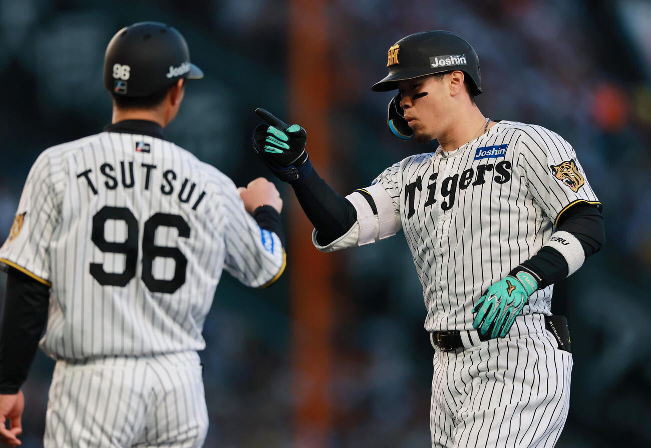 阪神対巨人　1回裏阪神1死一、二塁、佐藤輝明は安打を放ちポーズする（撮影・上山淳一）....