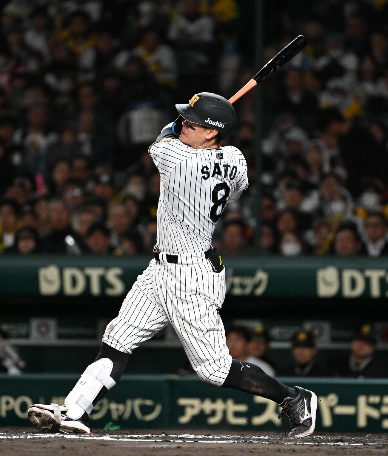 阪神対巨人　7回裏阪神1死　佐藤輝明は右前打を放つ（撮影・石井愛子）