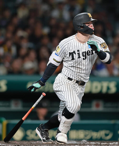 阪神】佐藤輝明がカウント間違い 歩き始めて白井一行球審と田中将大が