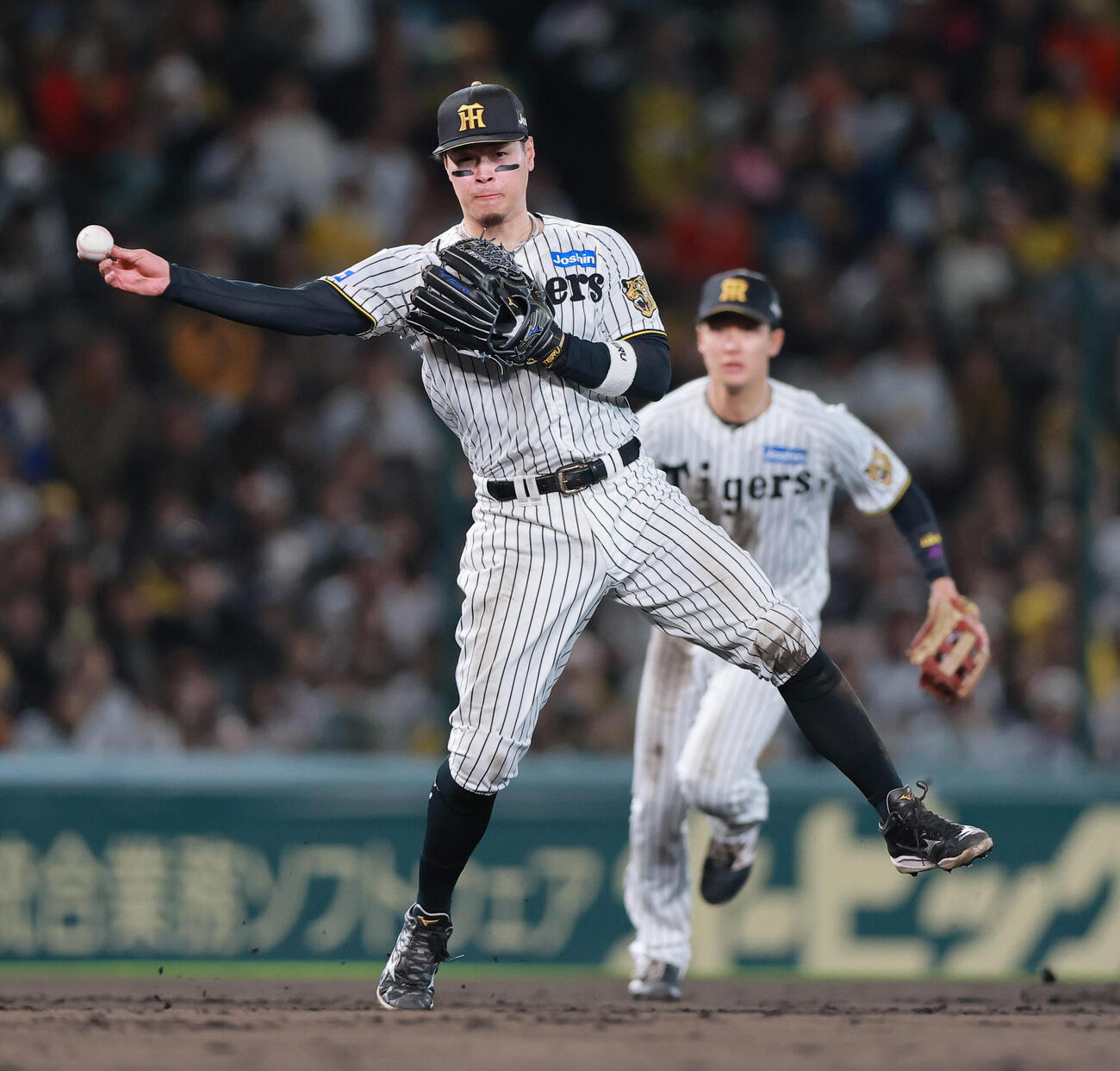 阪神対巨人　5回表巨人無死、佐藤輝明（手前）は吉川尚輝の三ゴロを処理する（撮影・上山淳一）..