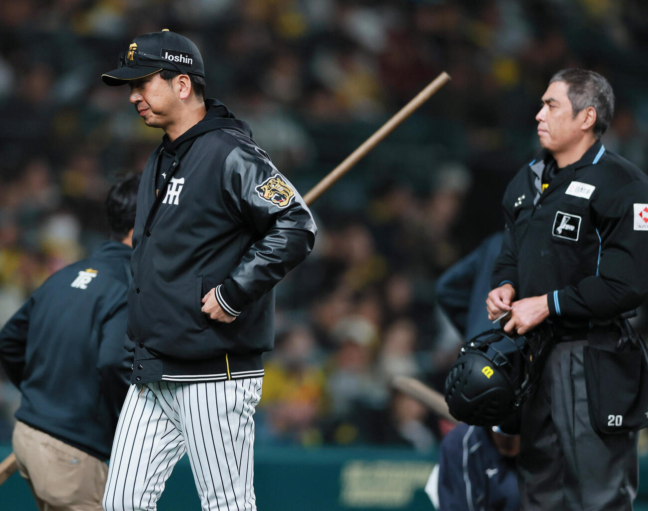阪神対巨人　7回を終え、阪神藤川球児監督は球審に交代を告げベンチに戻る（撮影・上山淳一）.