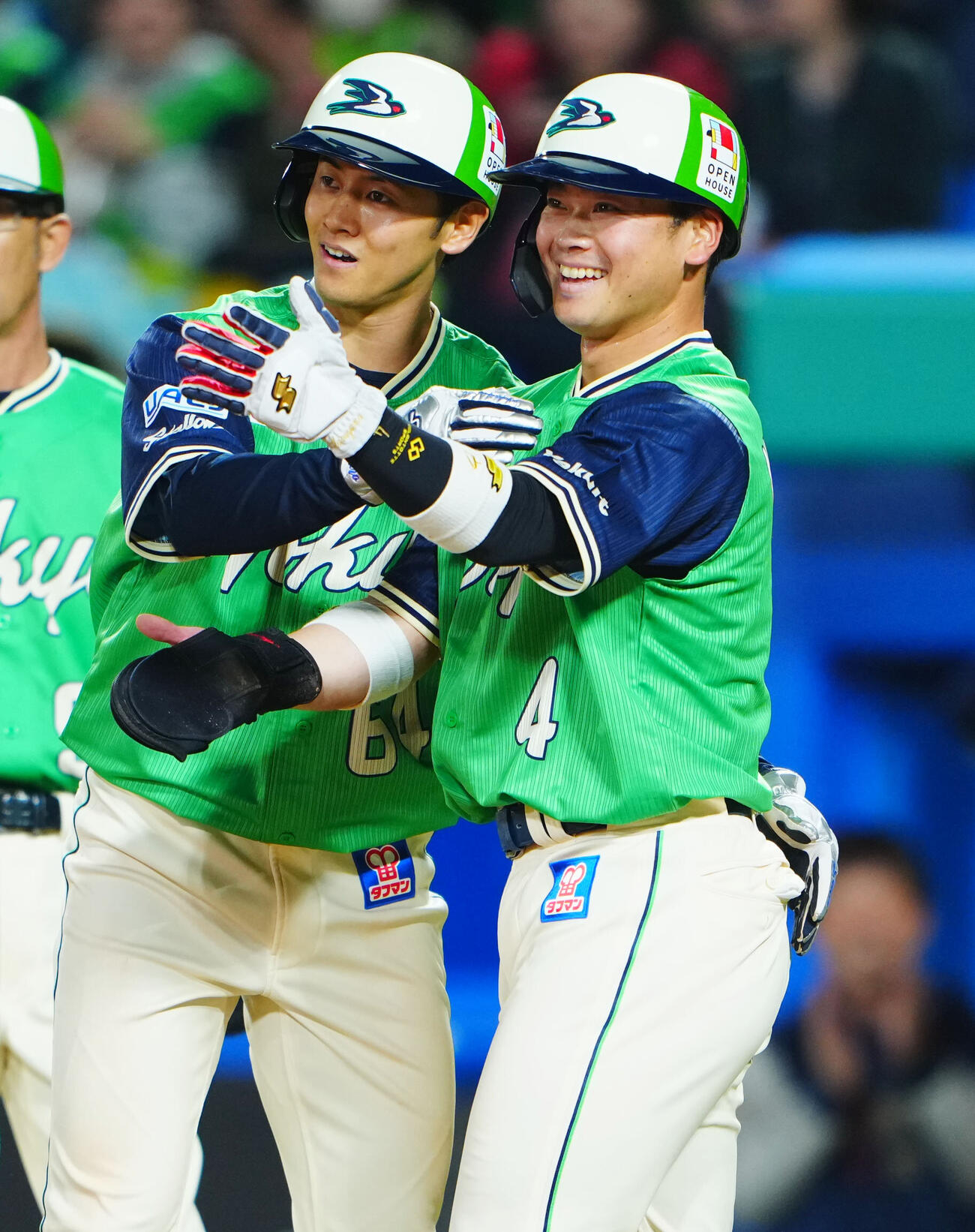 ヤクルト対DeNA 7回裏ヤクルト1死一、三塁、宮本丈の3点本塁打で生還し笑顔を見せる丸山和郁（右）と岩田幸宏（撮影・垰建太）
