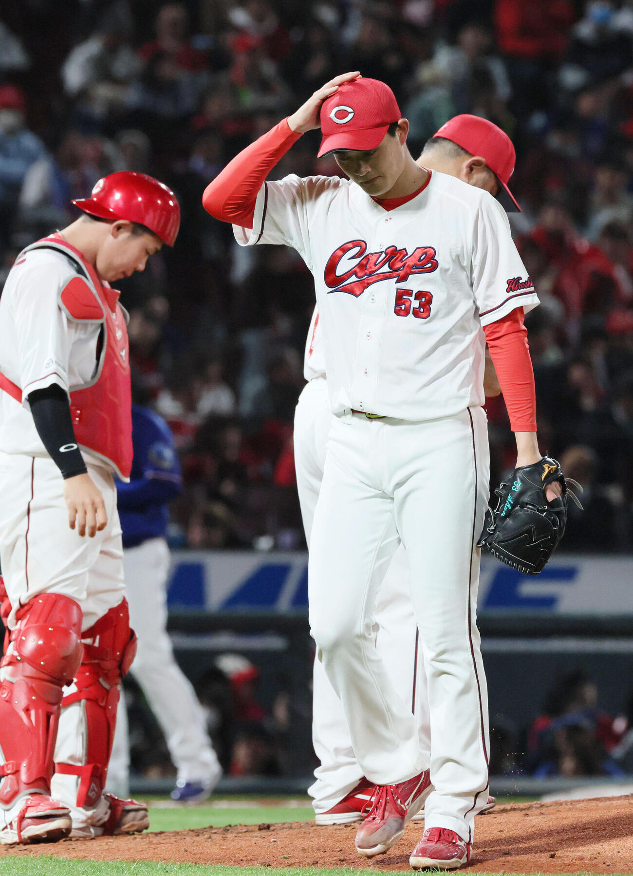 広島対中日　6回表中日1死一、三塁、降板する岡本駿（撮影・加藤孝規）